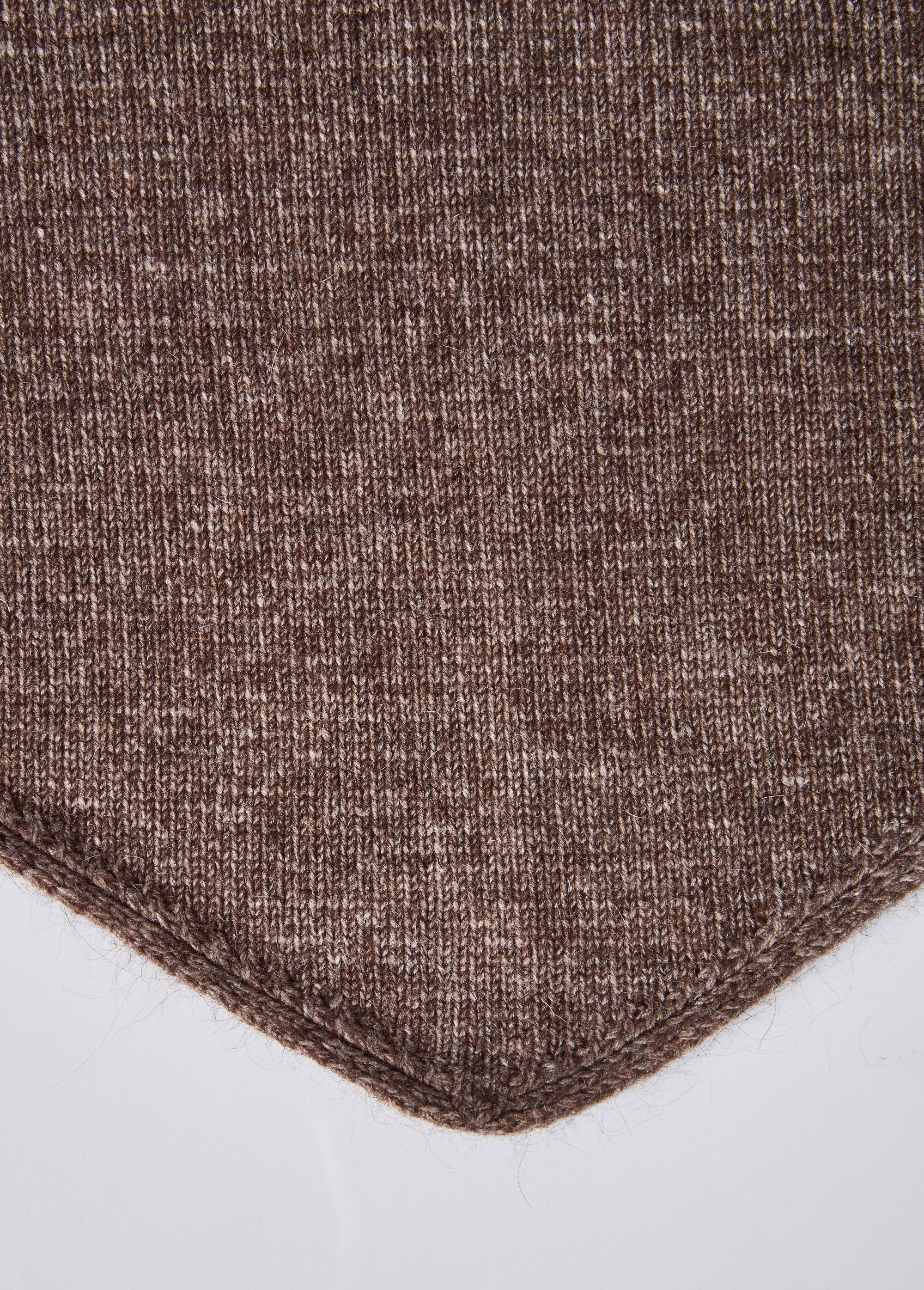 Warm_triangular_scarf_with_wool_Brown_DE1_slim