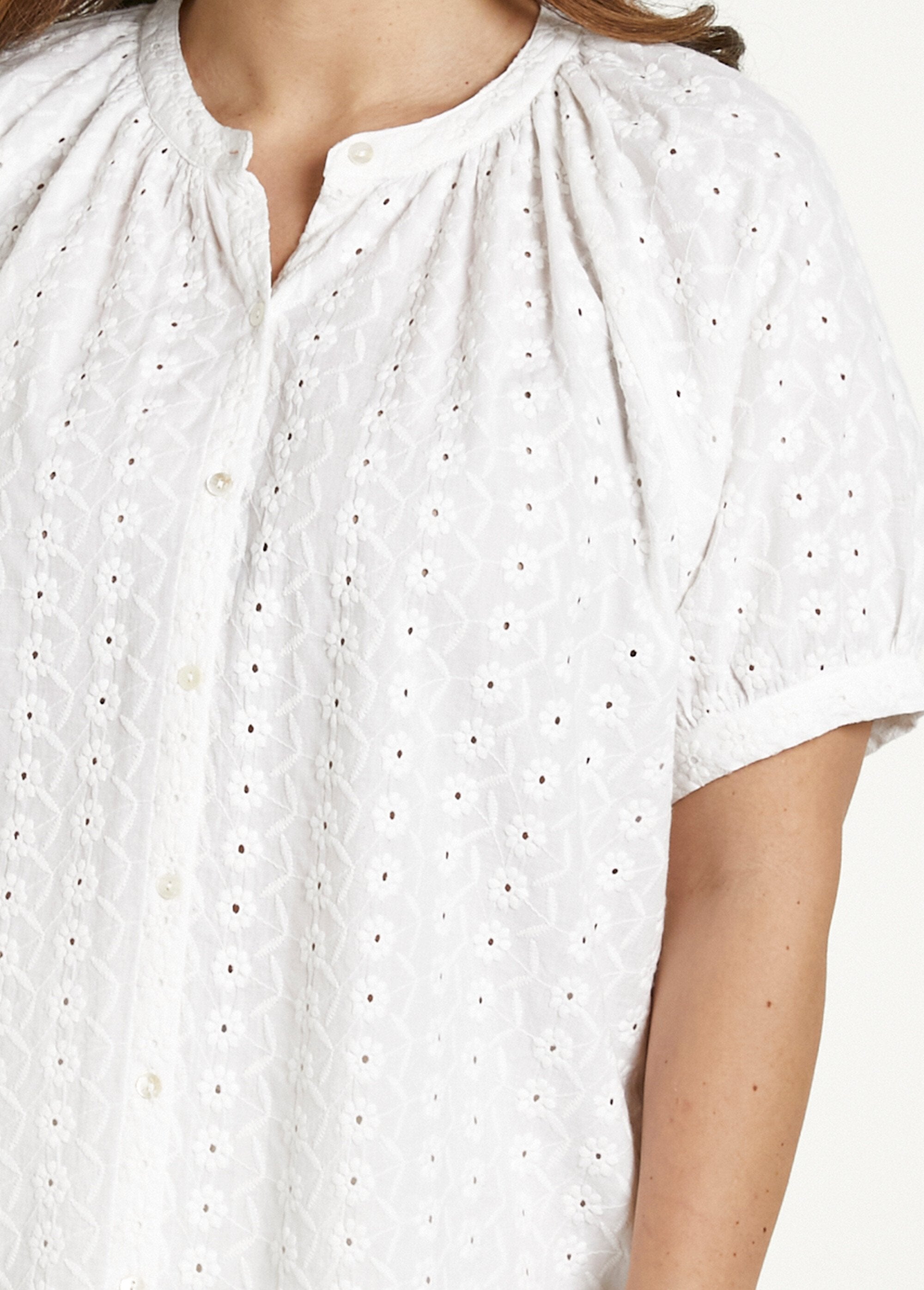 Loose-fitting_embroidered_cotton_blouse_without_collar_White_DE1_curvy