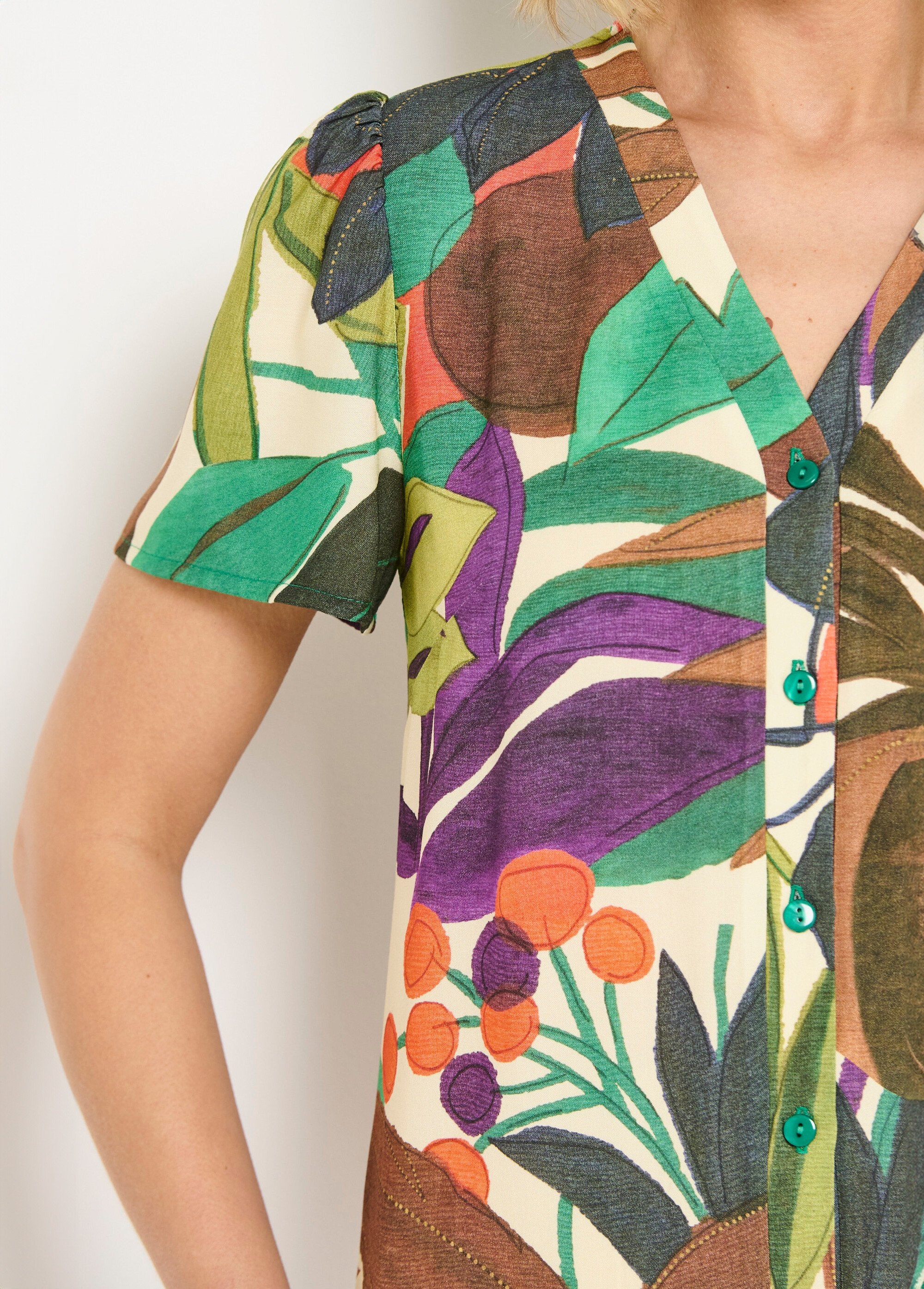 Short-sleeved_plant_print_V-neck_blouse_Multicolor_DE1_slim