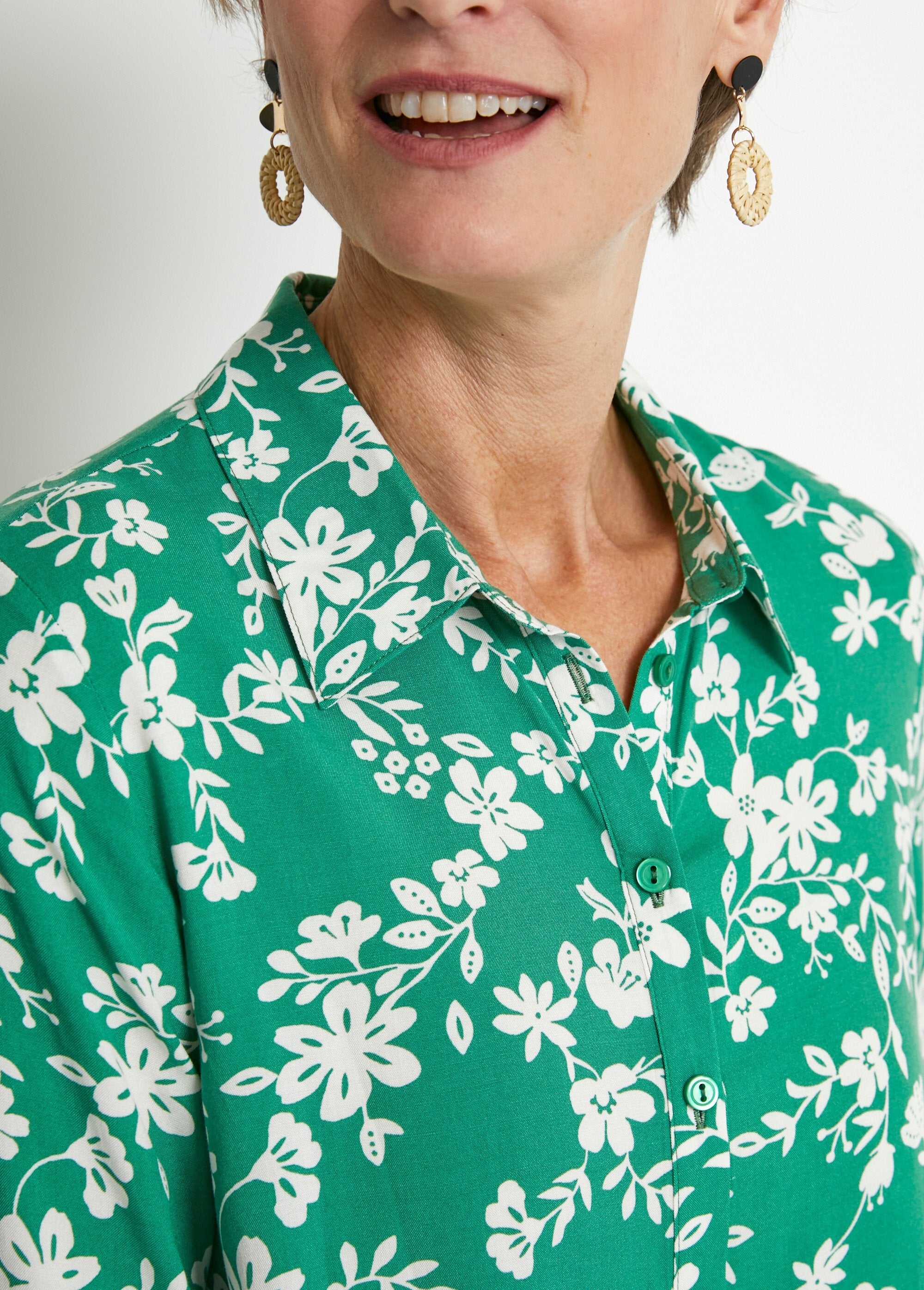 Printed_blouse_with_3/4_sleeves_and_longer_back_Green_and_white_DE1_slim
