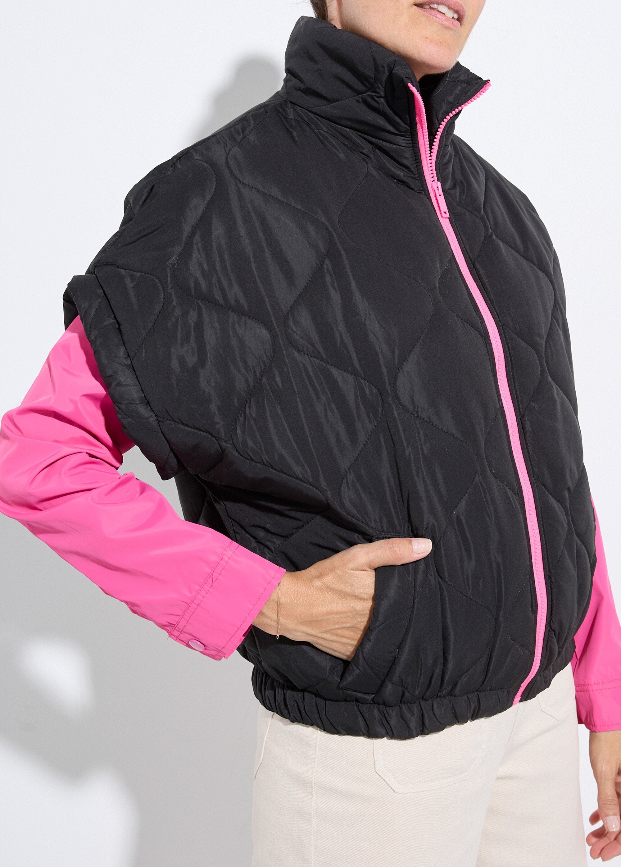 Matte_sleeveless_down_jacket_with_fluorescent_zip_Black_DE1_slim