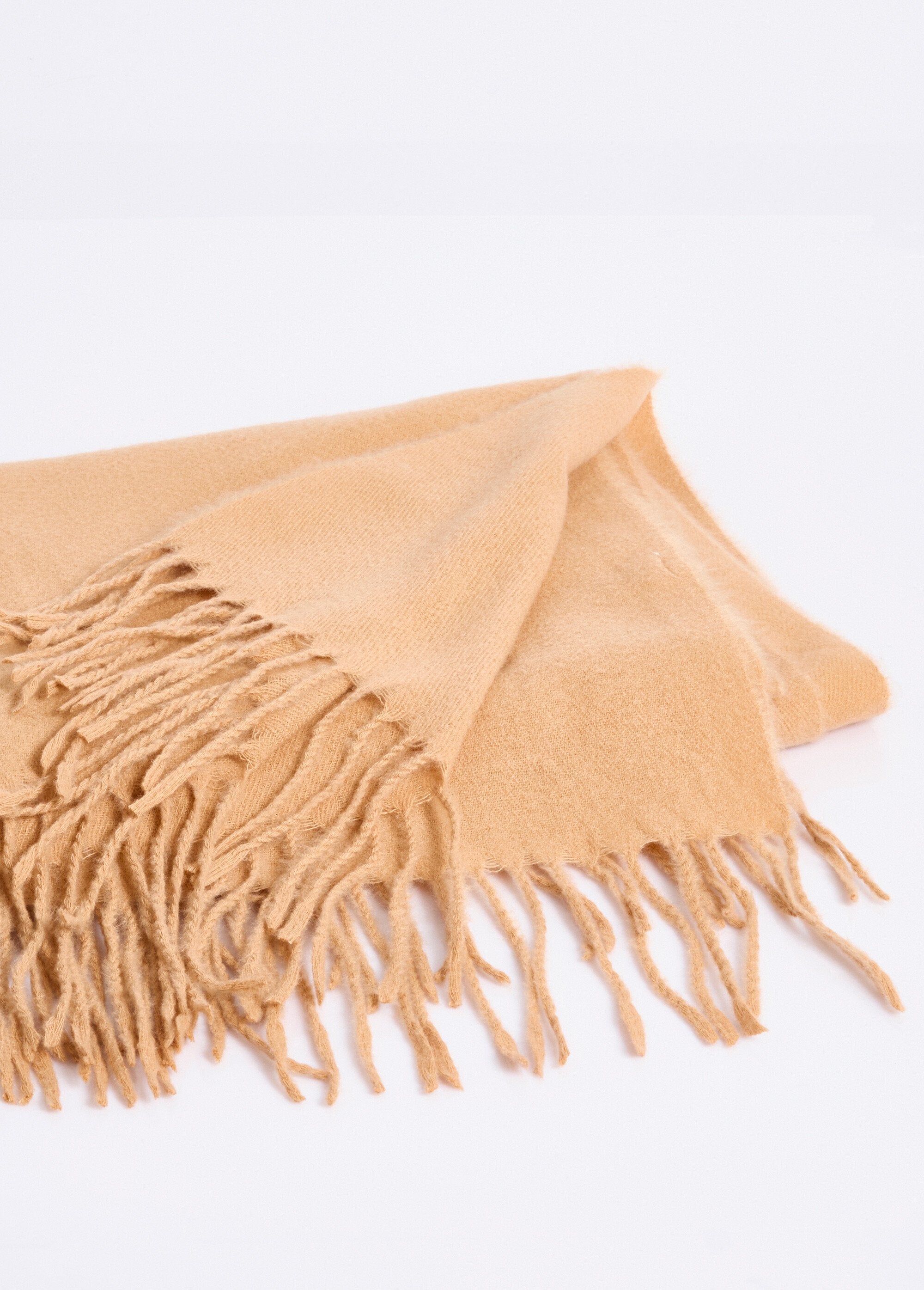 Soft_and_warm_fringed_scarf_camel_DE1_slim