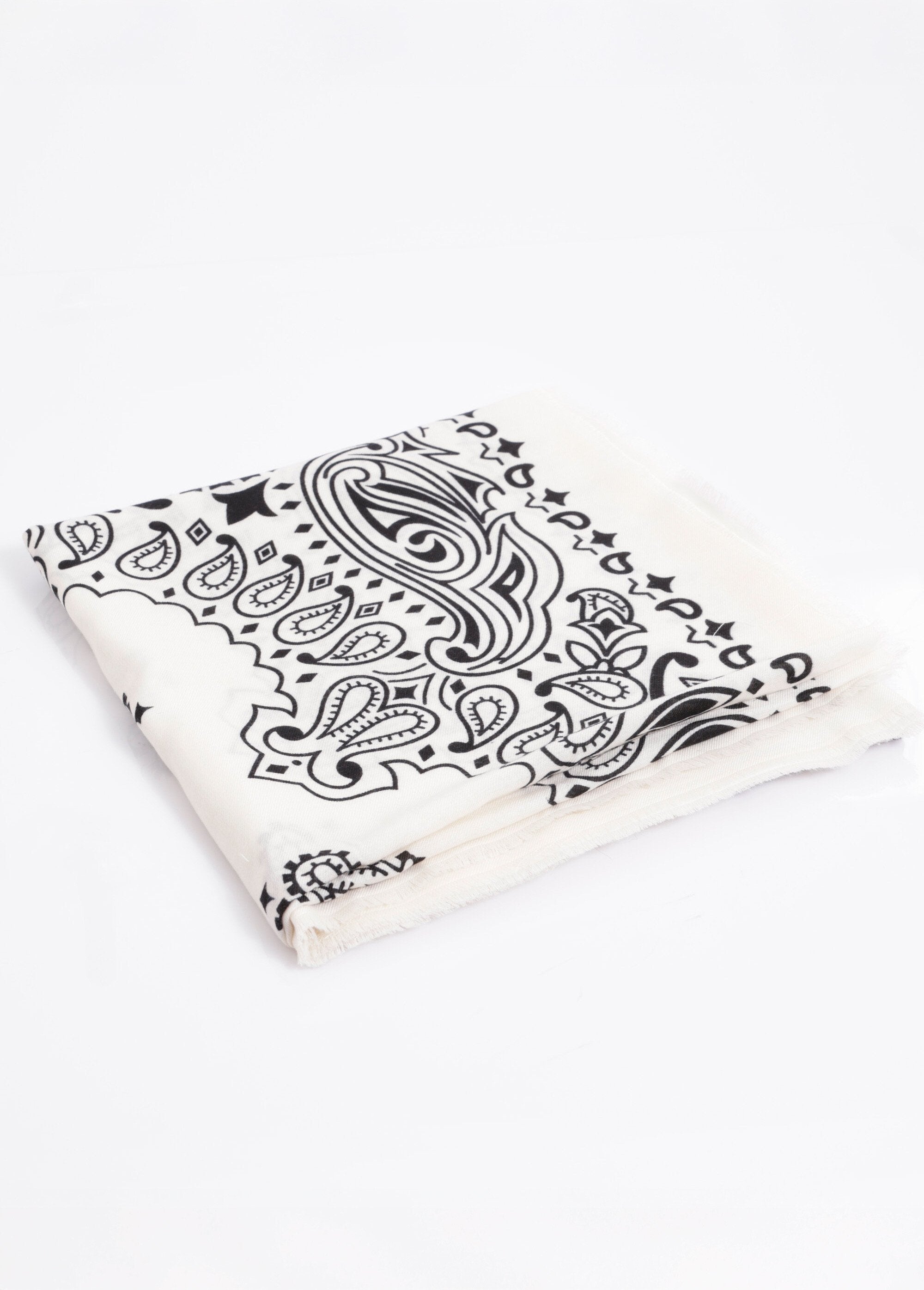 Thin_scarf_with_wool,_bandana_print_White_DE1_slim