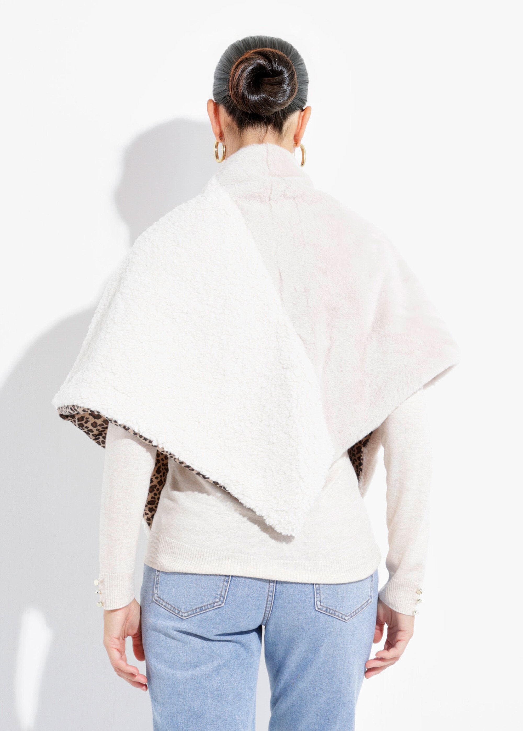 Faux_fur_triangular_scarf_with_tie_Ecru_DO1_slim