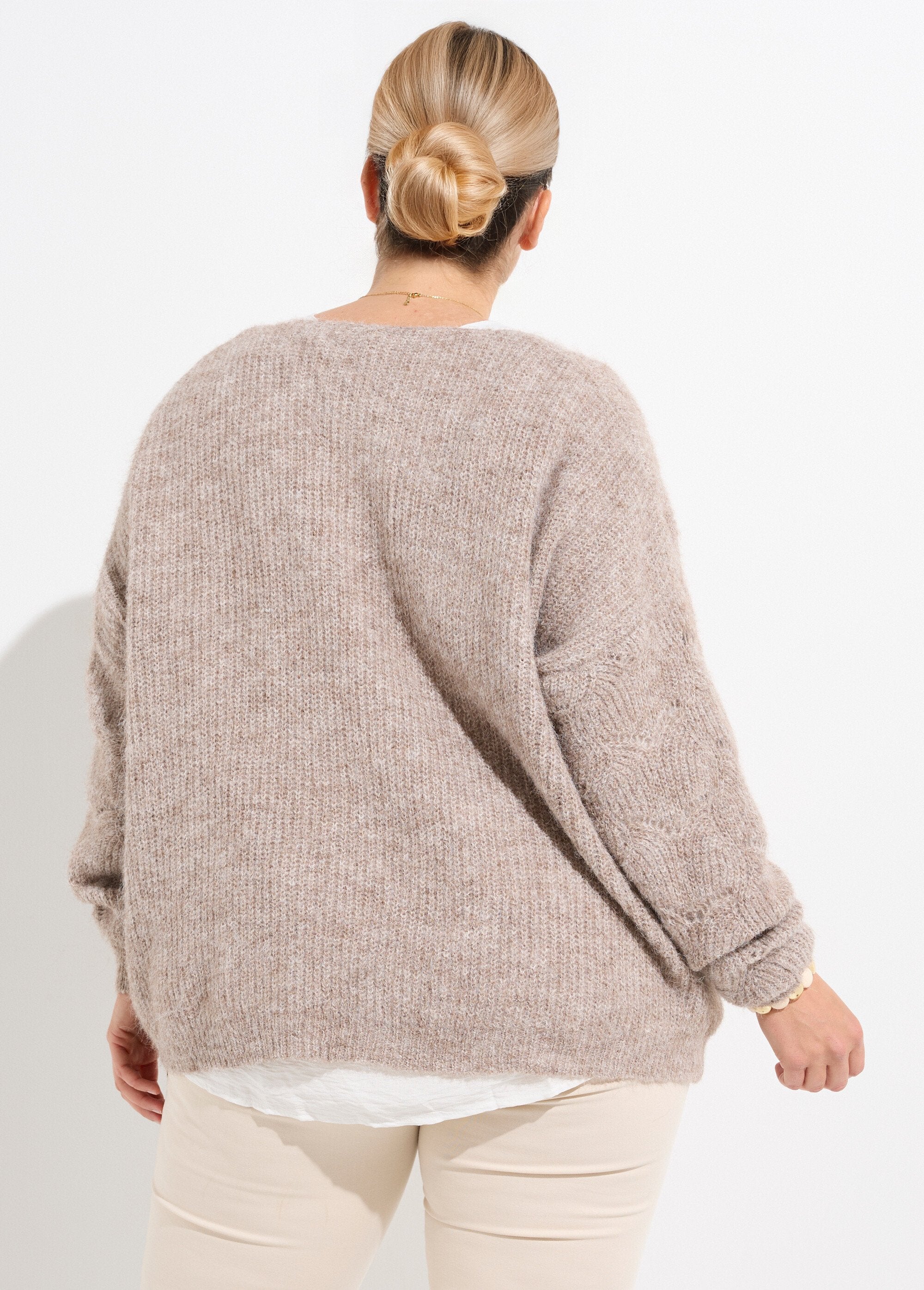 Warm,_fluffy_knit_vest_with_wool_Beige_DO1_curvy