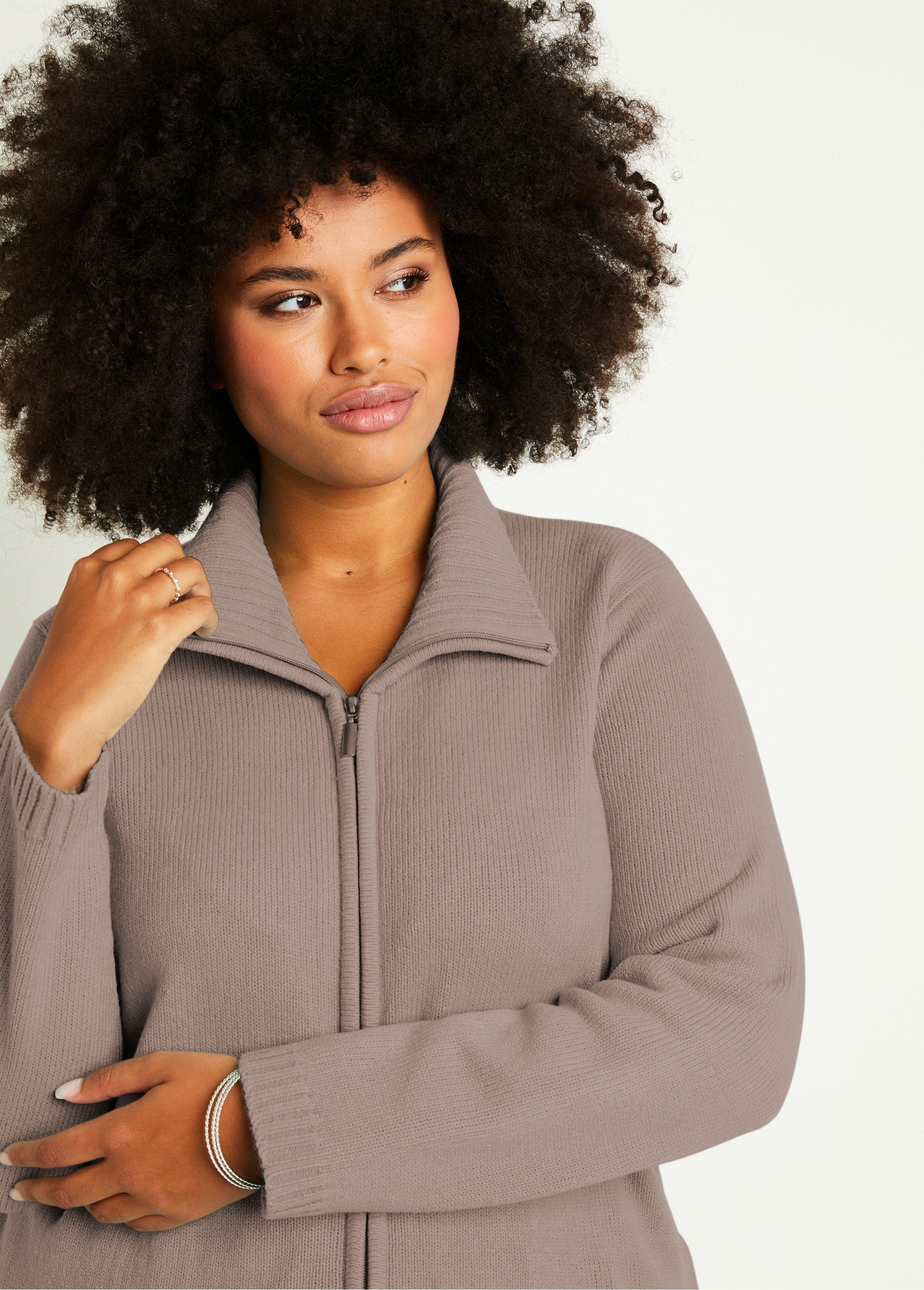 Long_plain_zipped_vest_with_high_collar_Mole_DE1_curvy