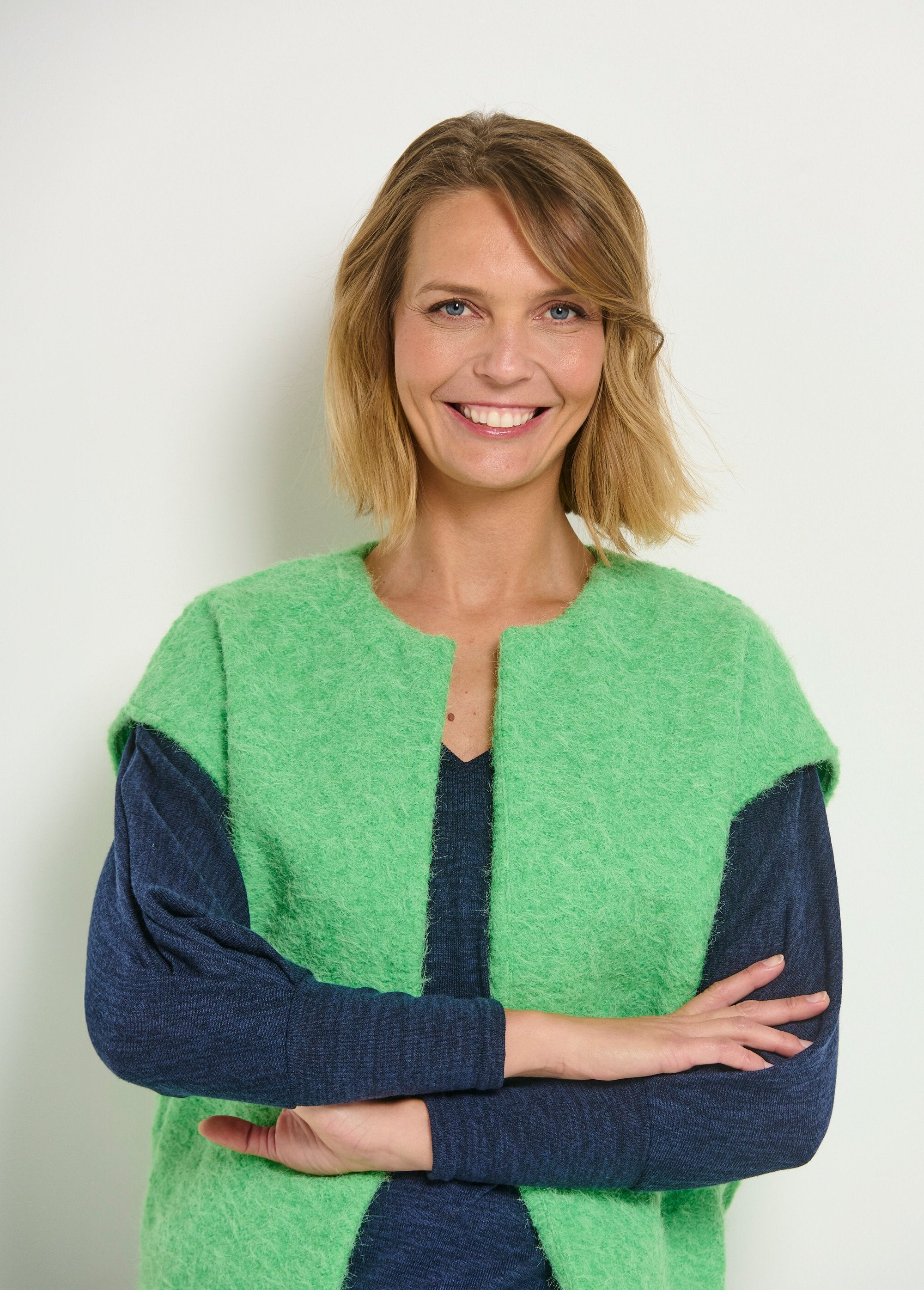 Sleeveless_wool-look_jacket_Green_DE1_slim