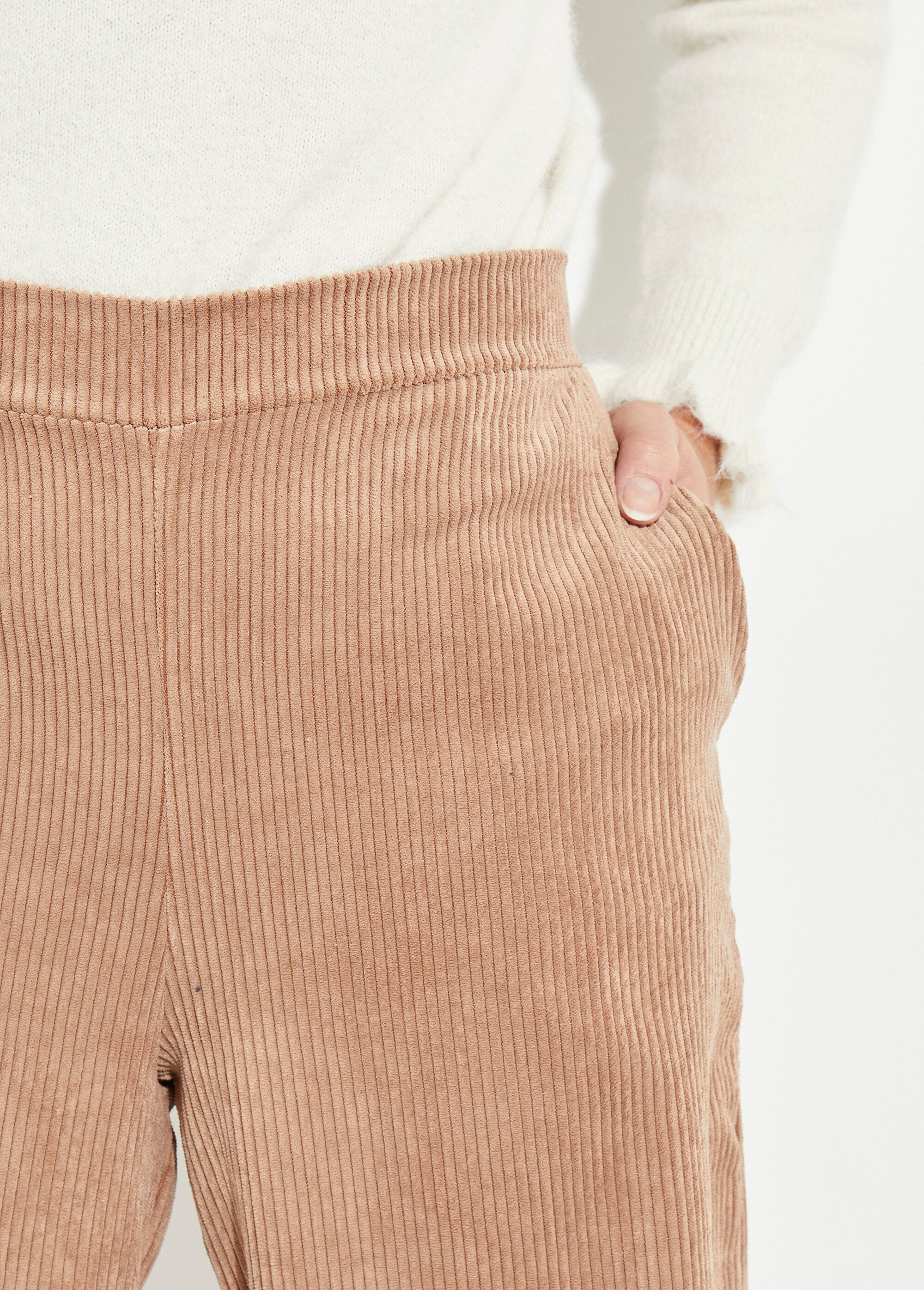 Wide-leg_trousers,_wide-wale_corduroy_camel_DE1_slim