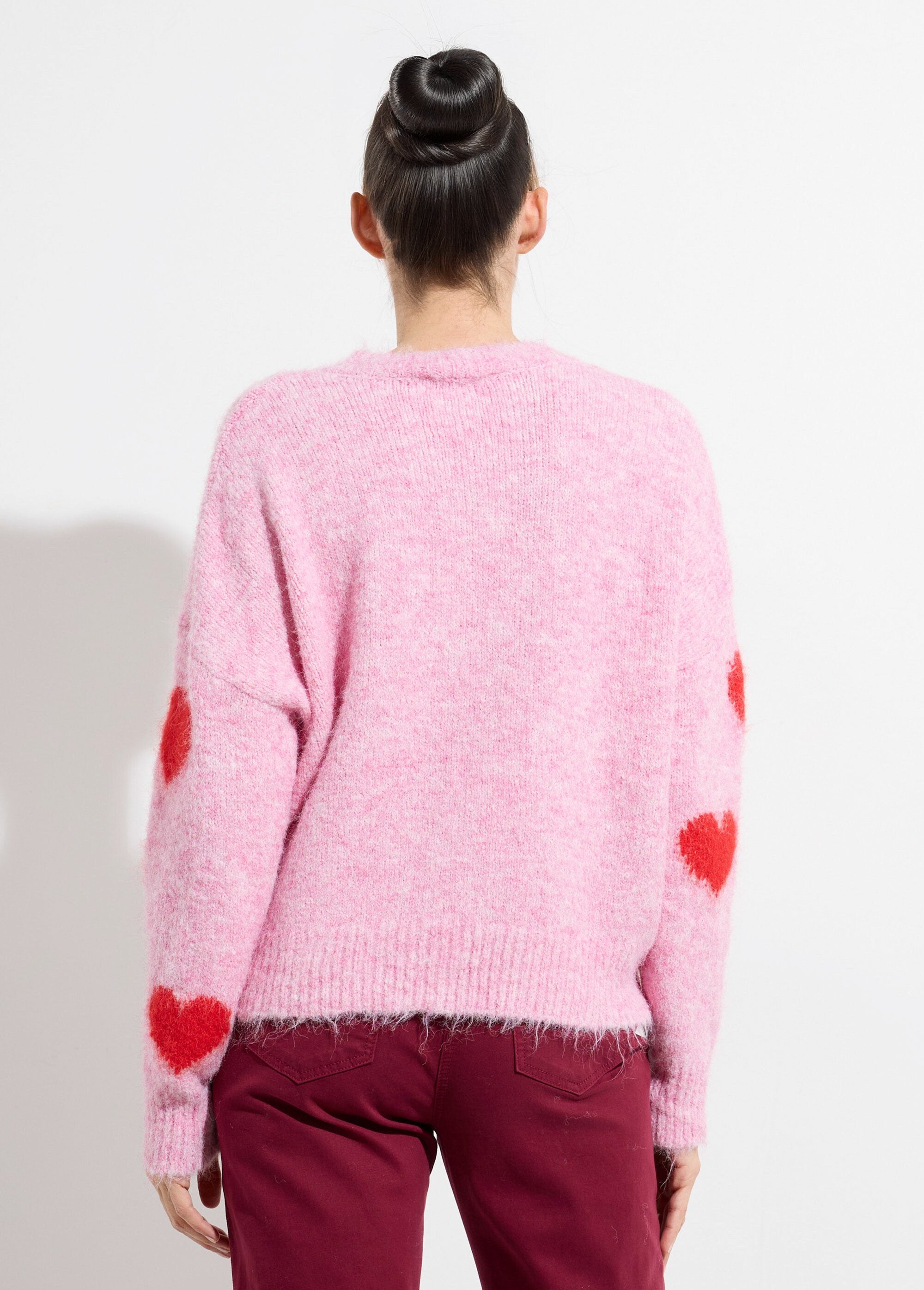 Warm_V-neck_wool_sweater_with_hearts_Light_pink_DO1_slim