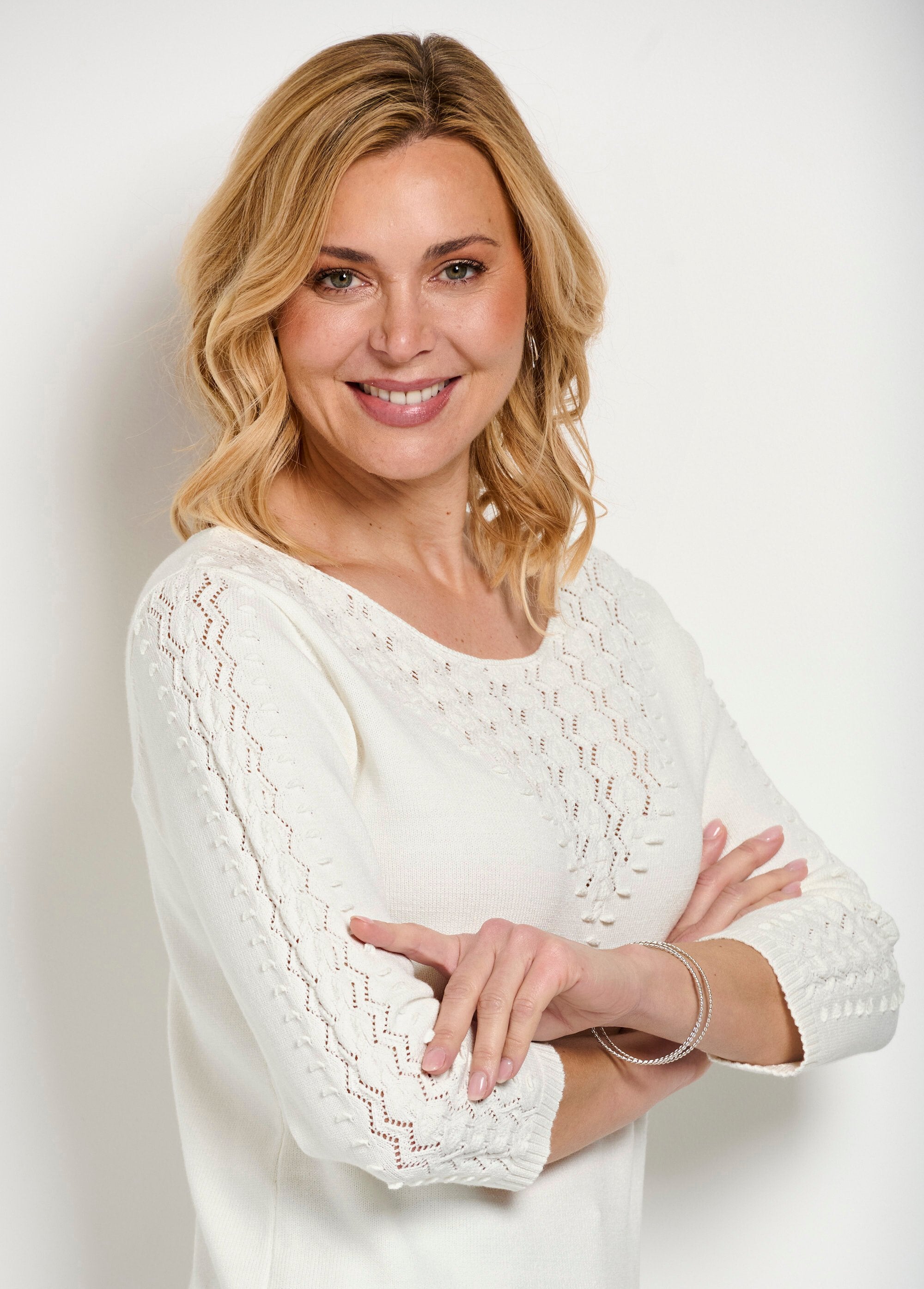 Soft_plain_round_neck_fancy_knit_sweater_Ecru_DE1_slim