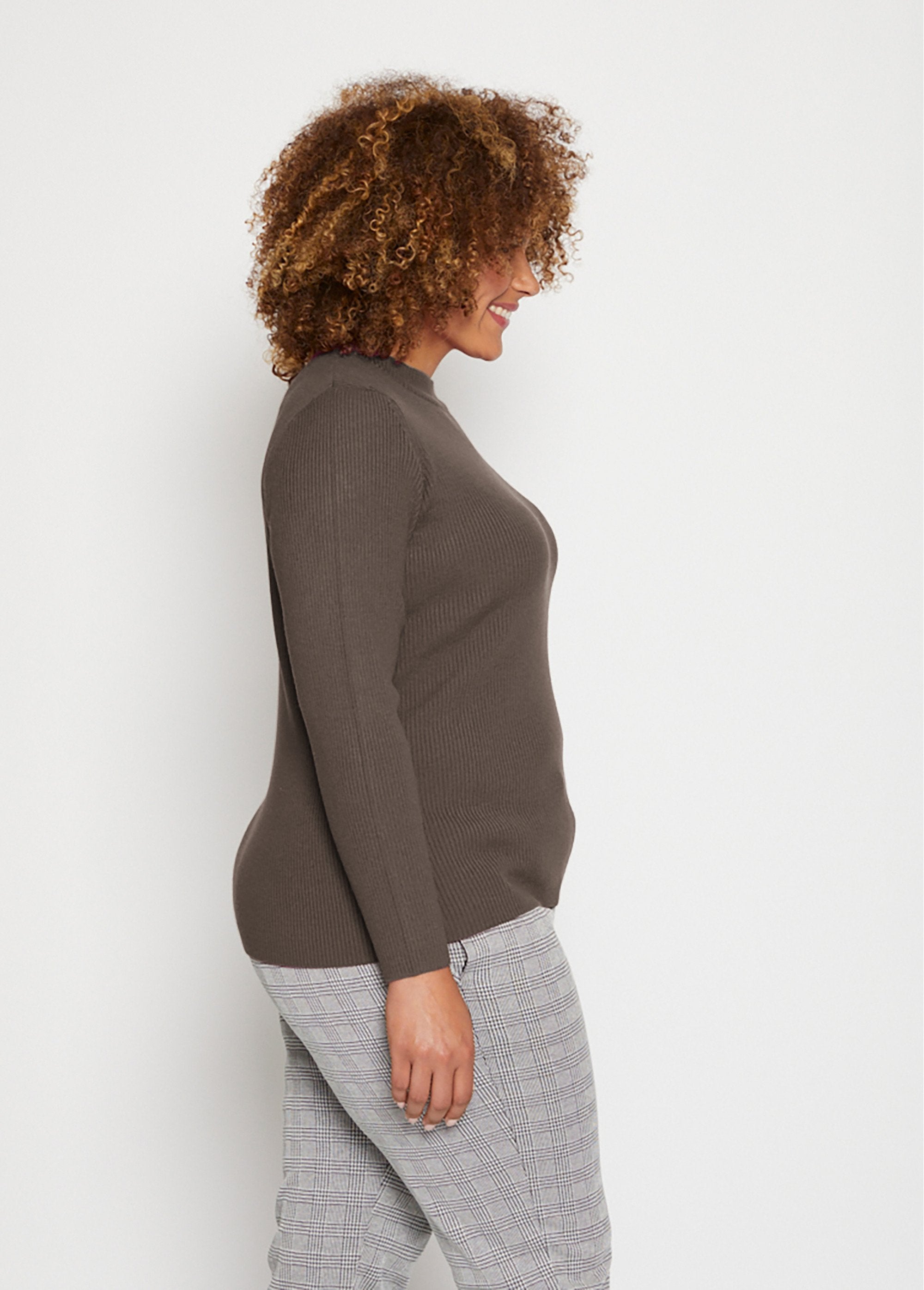 Pull_court_col_montant_maille_côtelée_Taupe_DR1_curvy