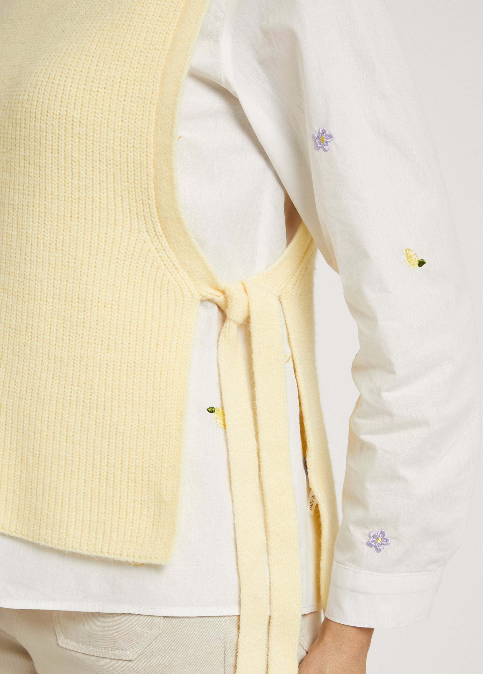 Sleeveless_sweater_with_side_tie_Light_yellow_DE1_slim