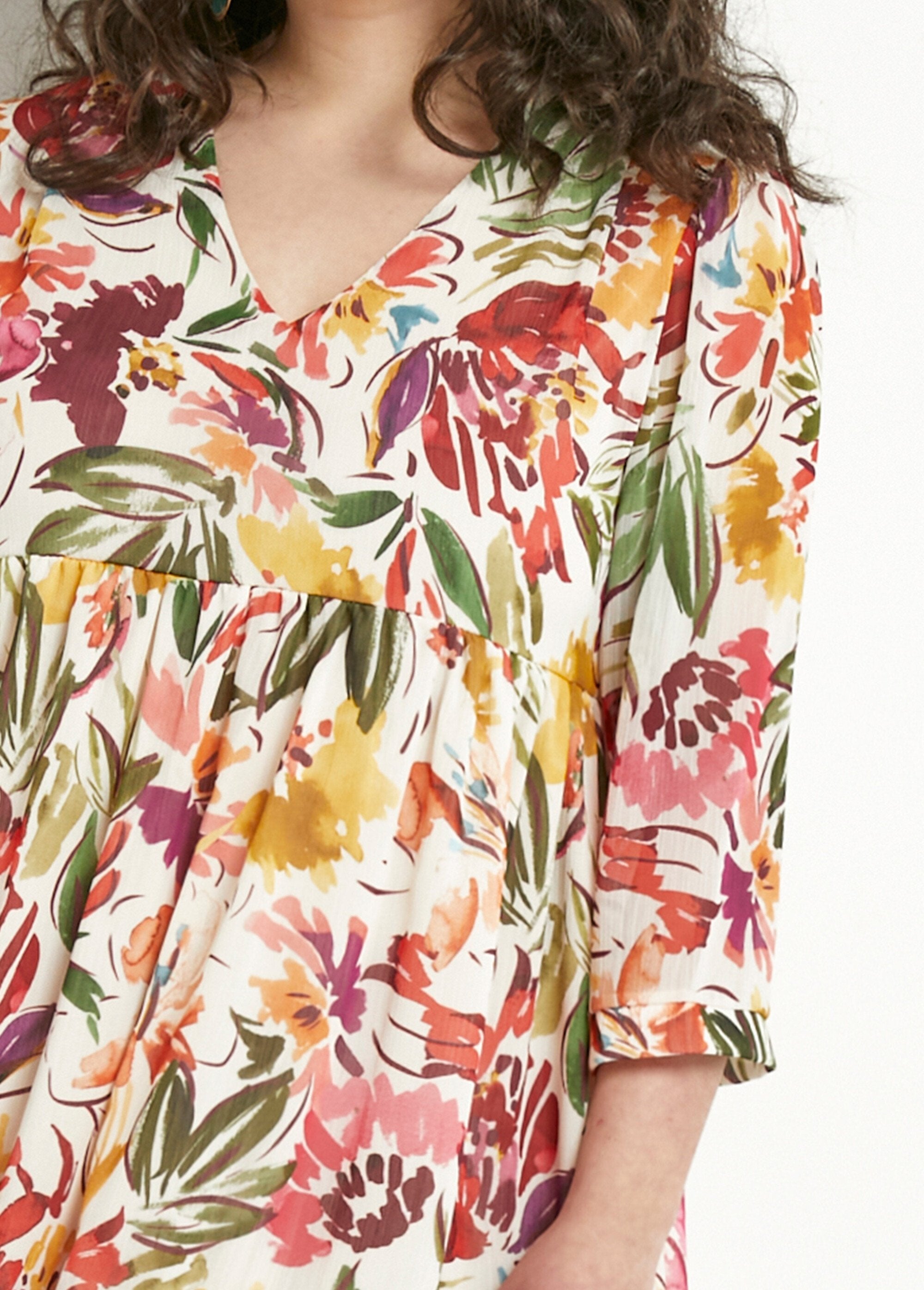 Short_ruffled_dress_with_V-neck_and_floral_veil_Multicolor_DE1_curvy