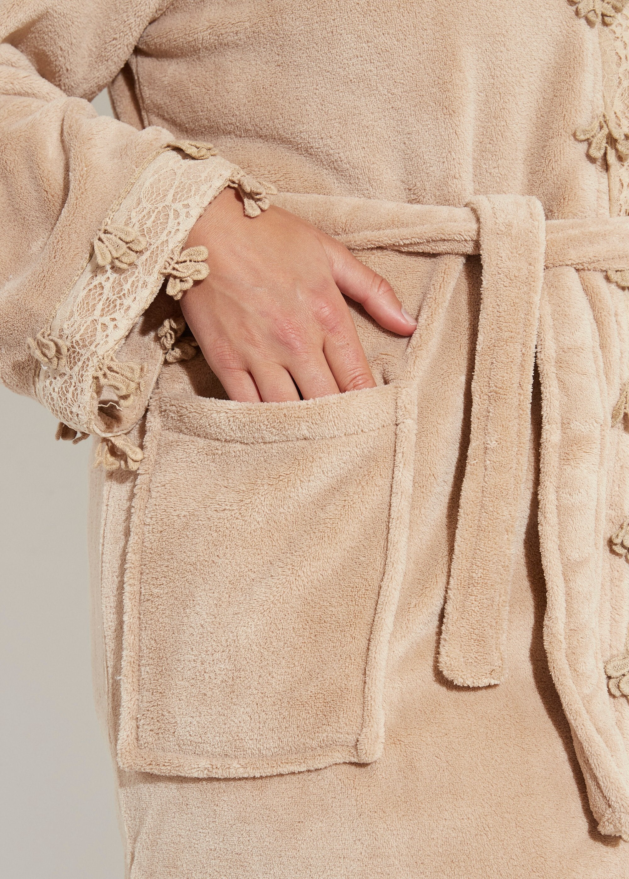 Lace-edged_fleece_dressing_gown_Mole_DE2_curvy