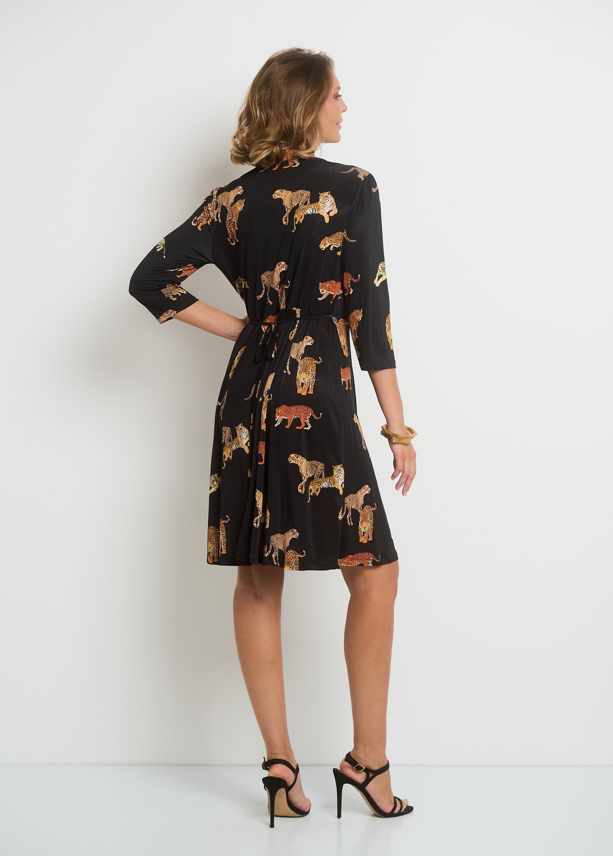 Flowing_animal_print_dress_with_V-neck_Black_prints_DO1_slim
