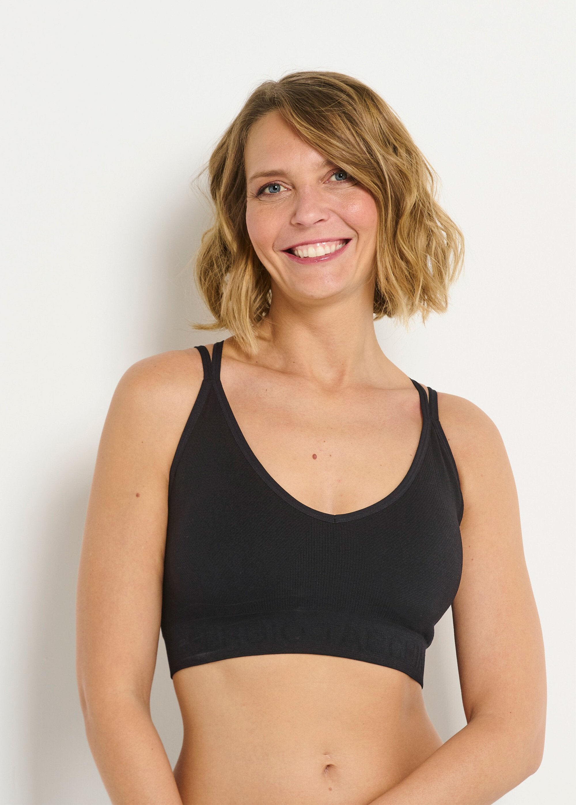 Dark_crossover_strap_bralette_Black_FA1_slim