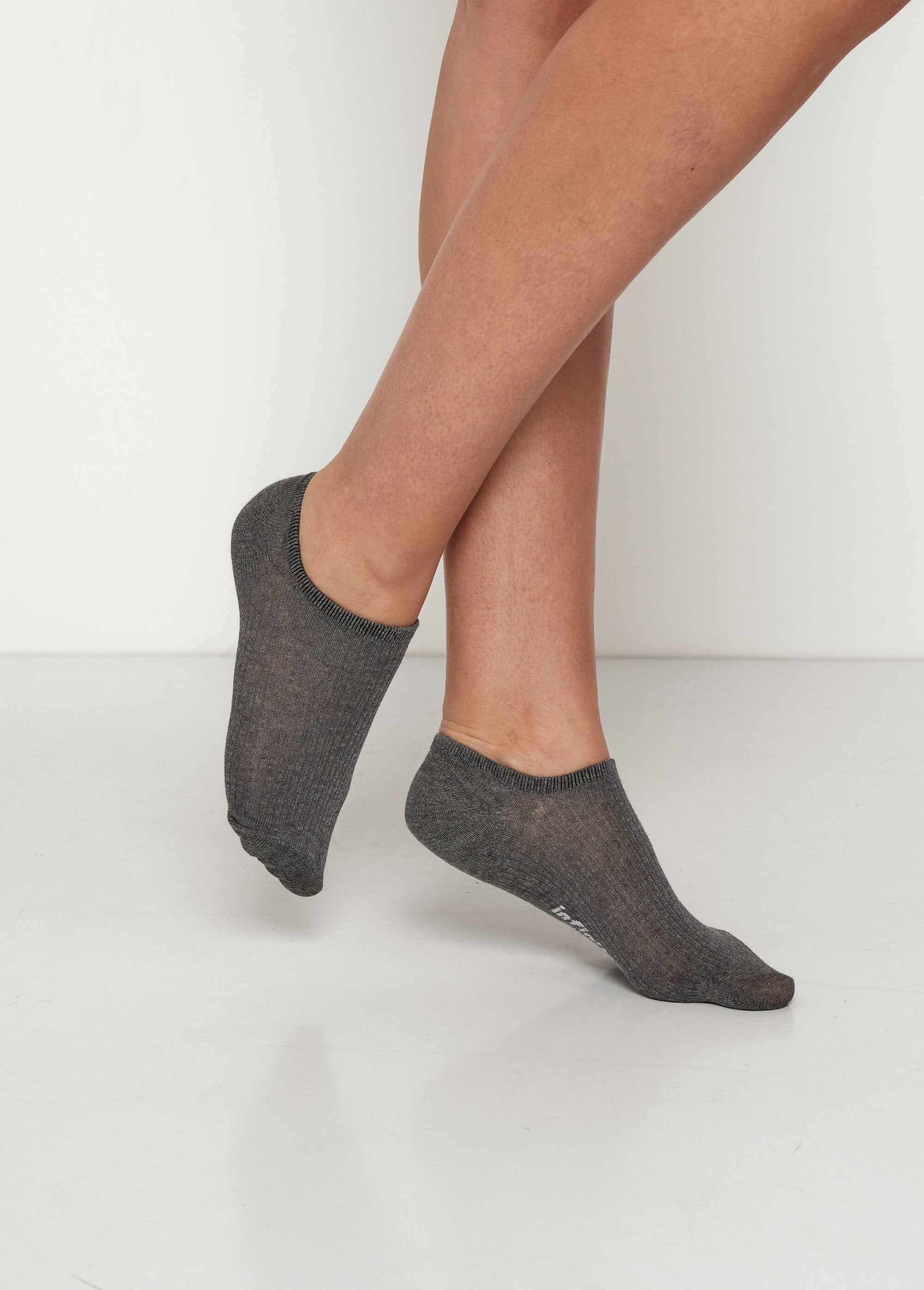 Dark_ribbed_low_ankle_socks_Black_matching_DE1_slim