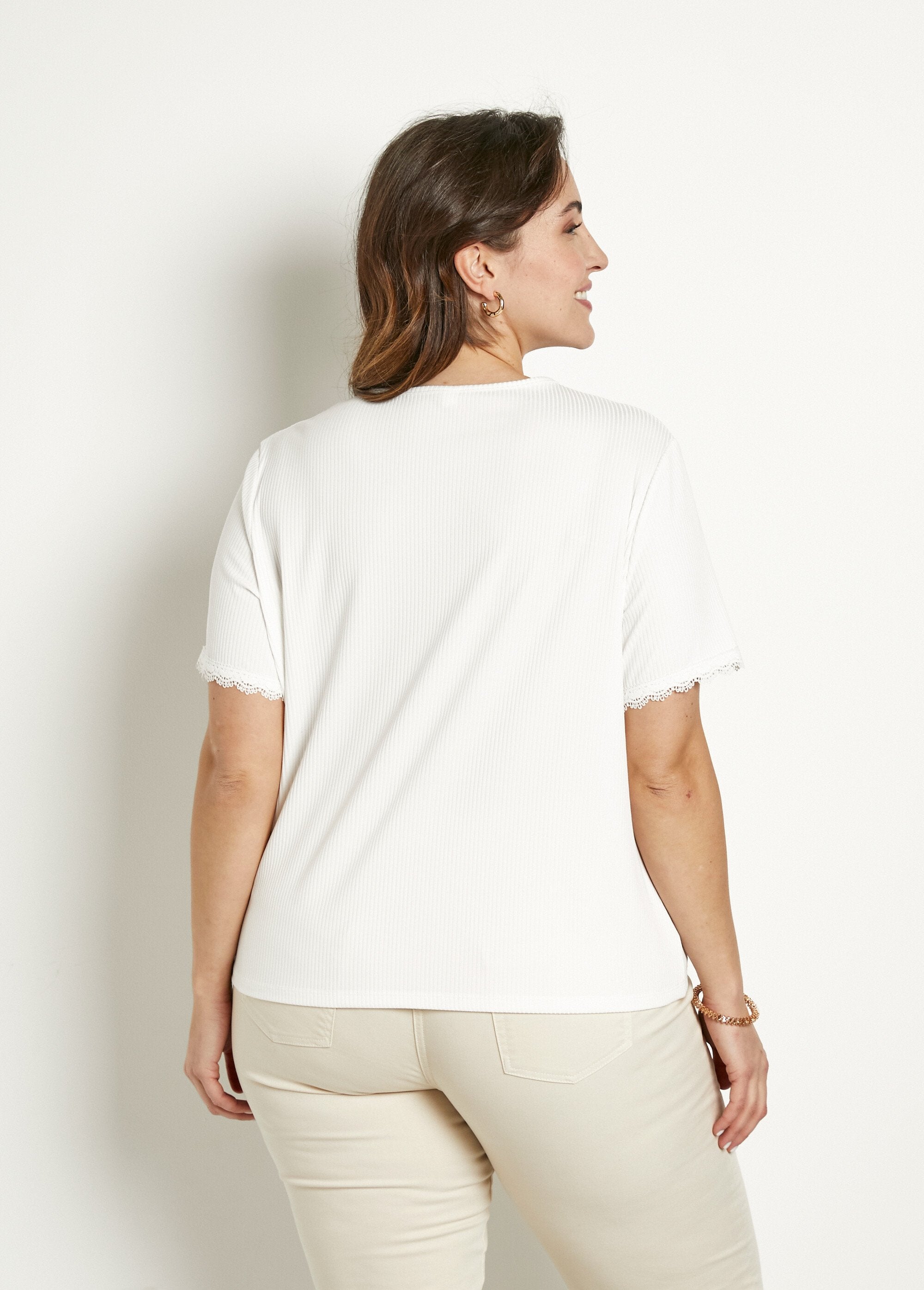 V-neck_t-shirt_with_fine_lace_ribbing_and_short_sleeves_White_DO1_curvy