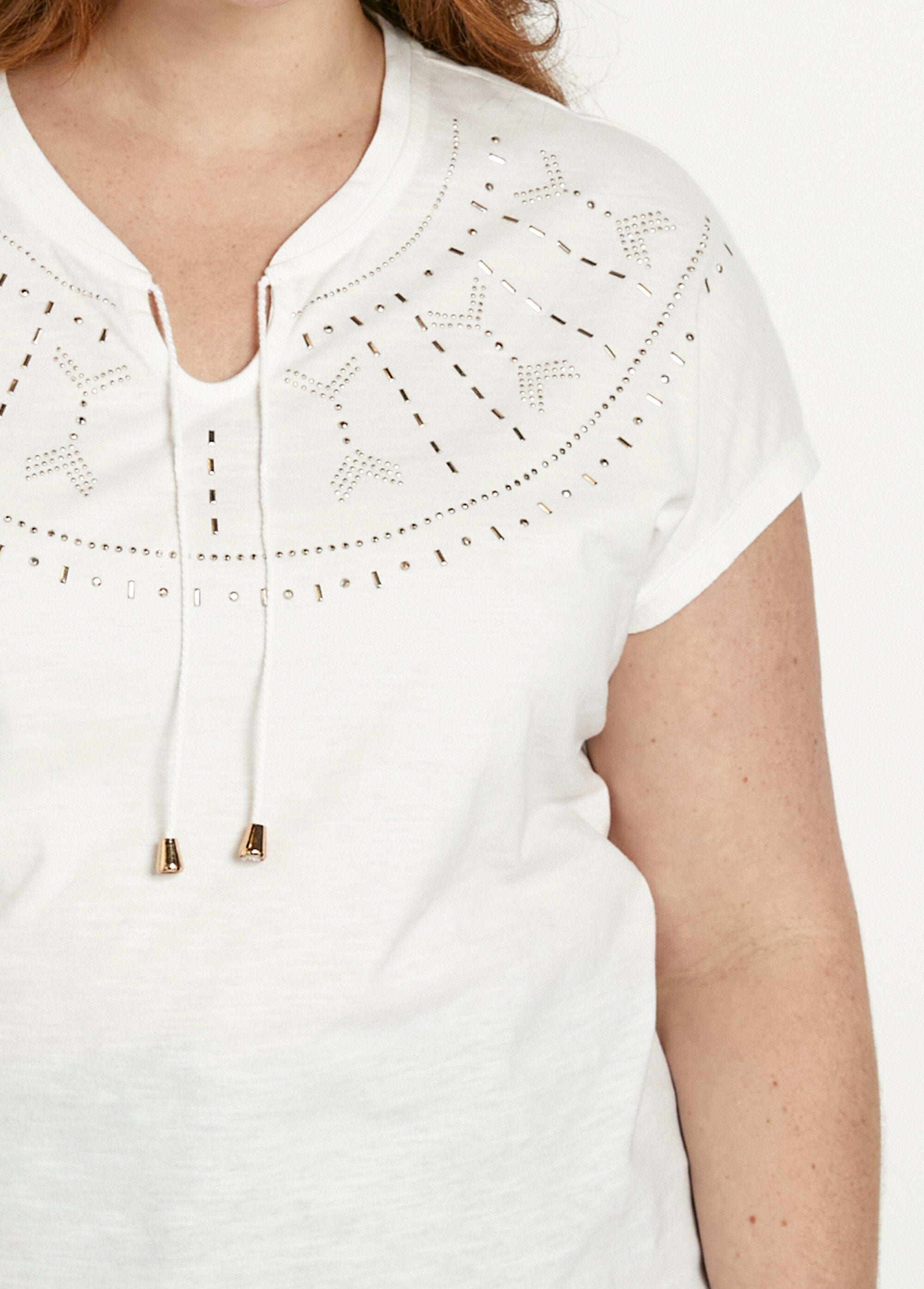 Plain_studded_short_t-shirt_with_flamed_knit_Egg_shell_DE1_curvy