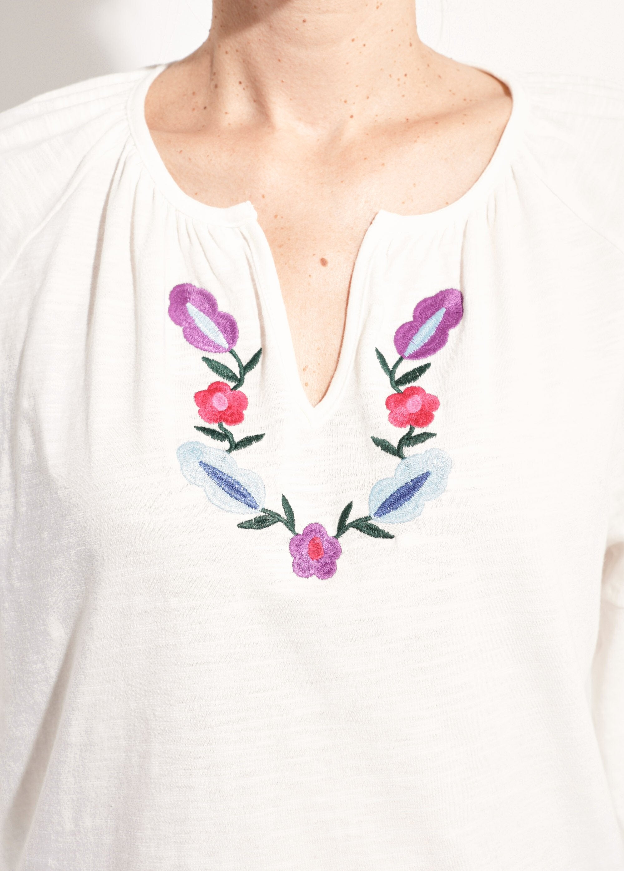 Long_embroidered_long-sleeved_T-shirt_White_DE1_slim