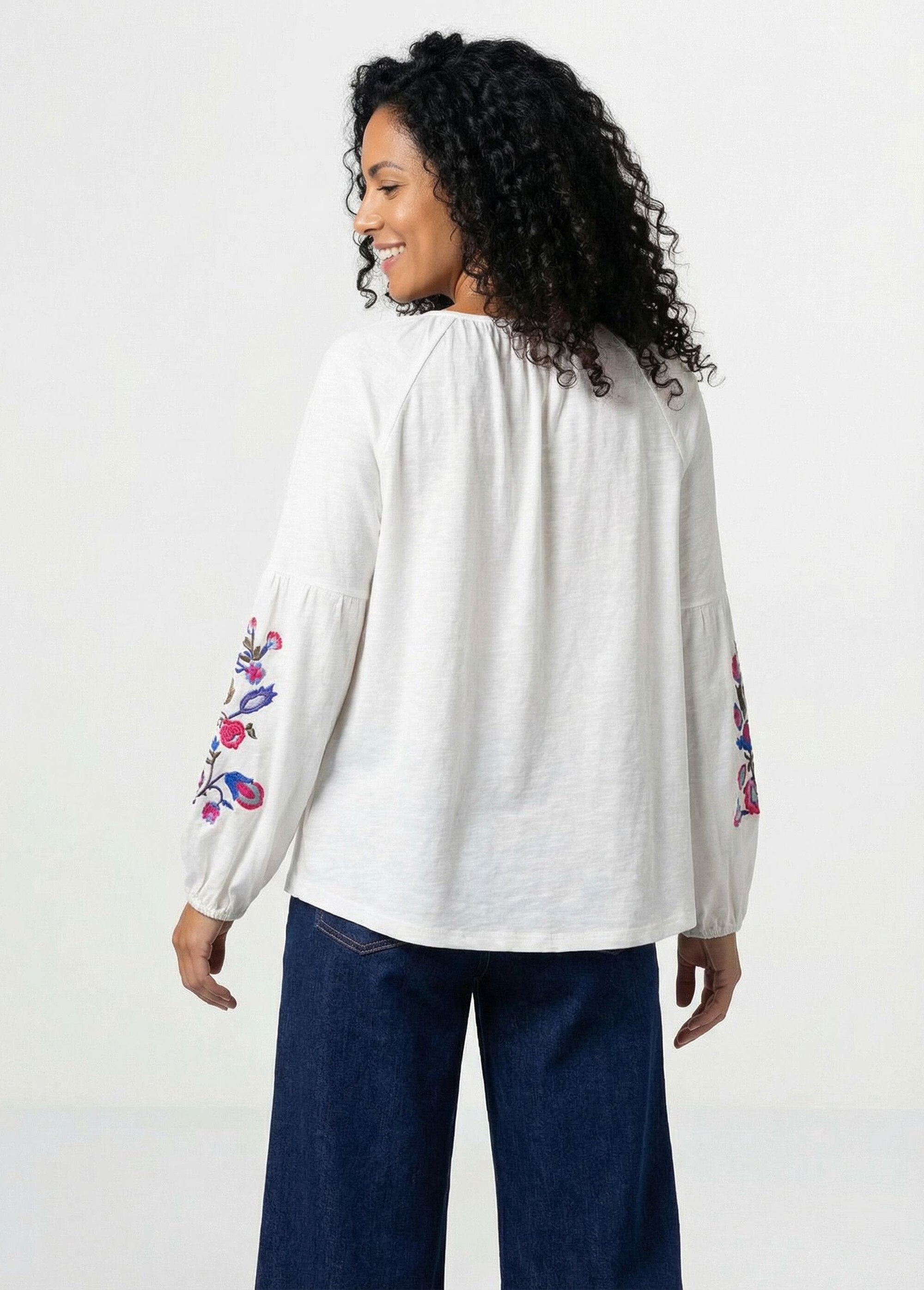 Long_embroidered_long-sleeved_T-shirt_White_DO1_slim