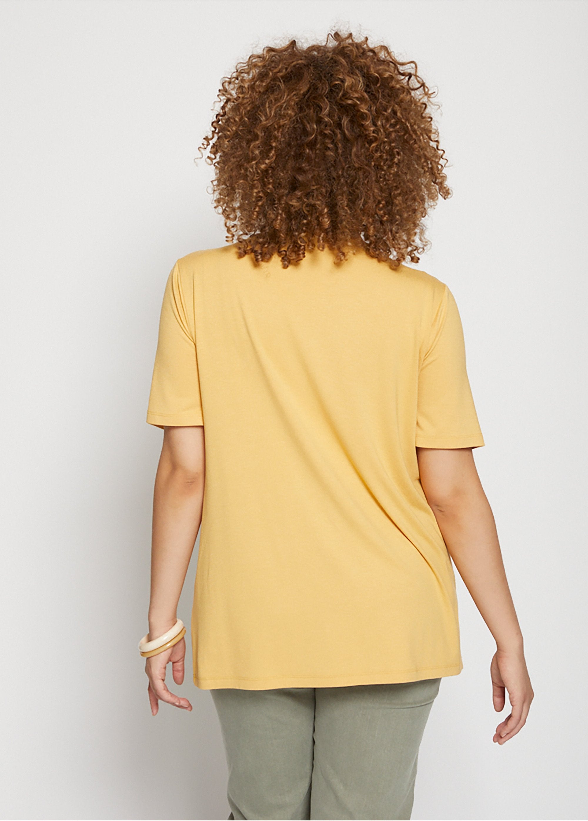 Embroidered_straight_tie-up_pompoms_T-shirt_YELLOW_DO1_curvy