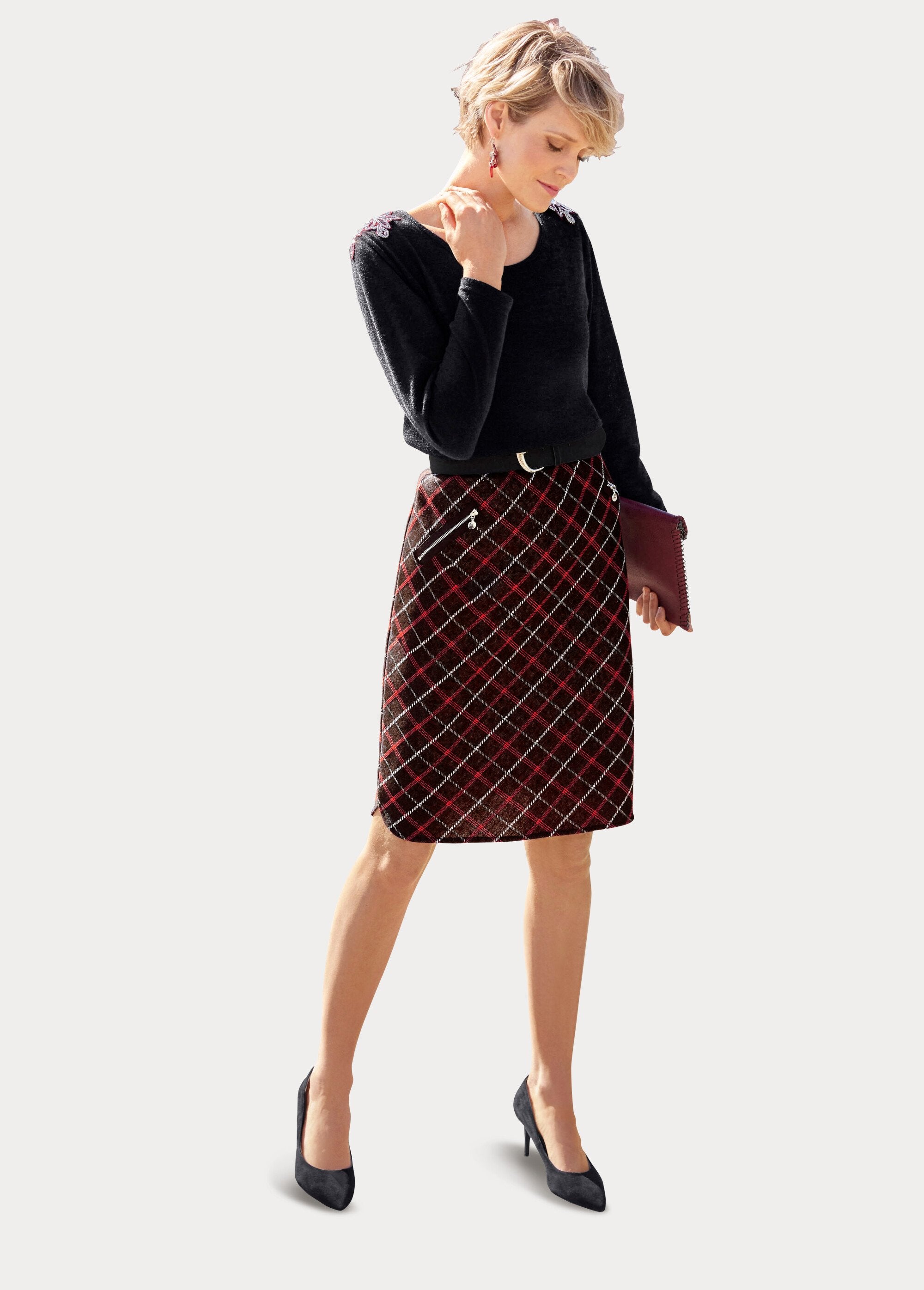 Plain_T-shirt_with_costume_jewelry_details_Black_SF1_slim