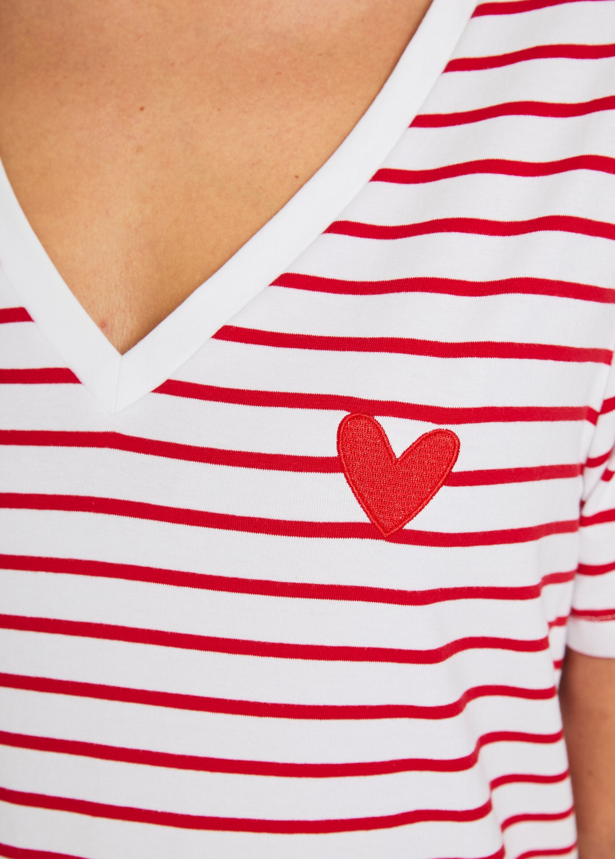 Striped_V-neck_T-shirt_with_heart_embroidery_Red_stripe_DE2_slim