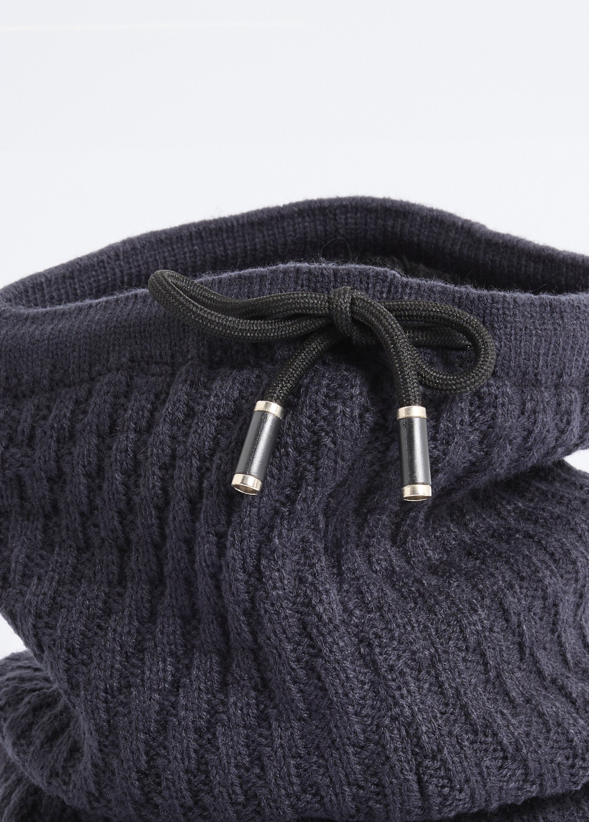Knit_and_sherpa_neck_warmer,_ridges_Marine_DE1_slim