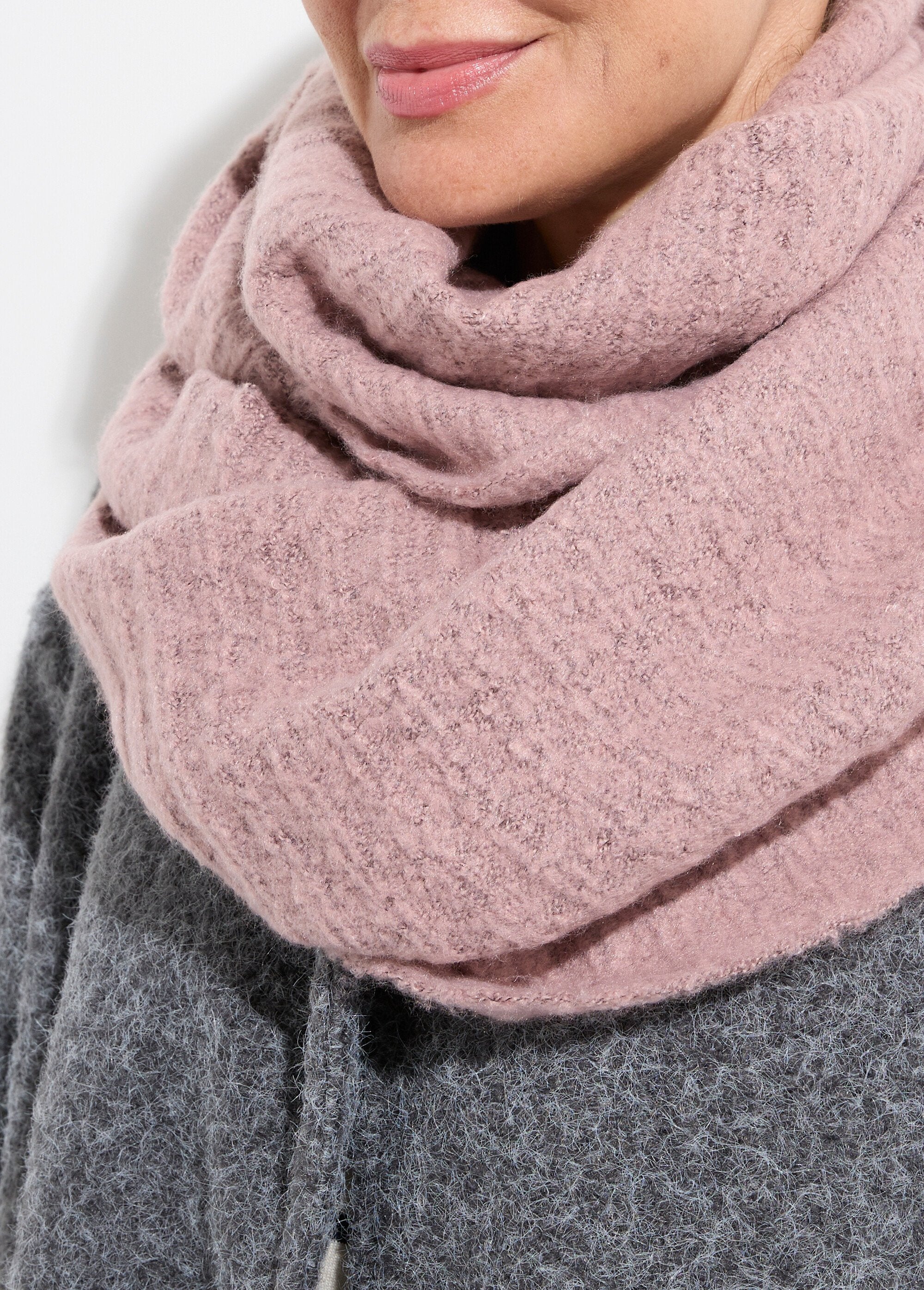 Snood_neck_warmer_in_fluffy_knit_Pink_DE1_slim