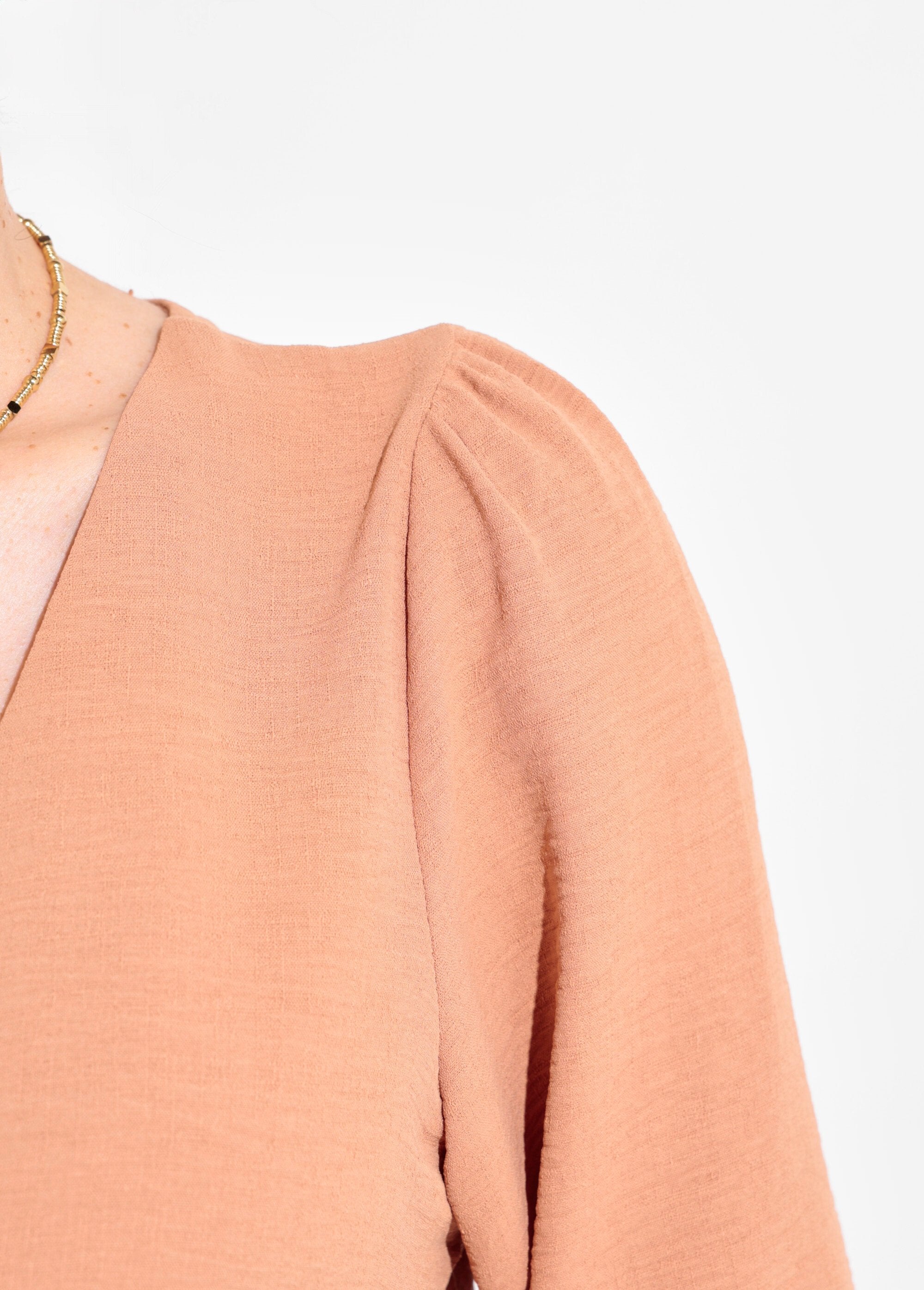 Buttoned,_embossed_tunic_with_V-neck_camel_DE2_slim