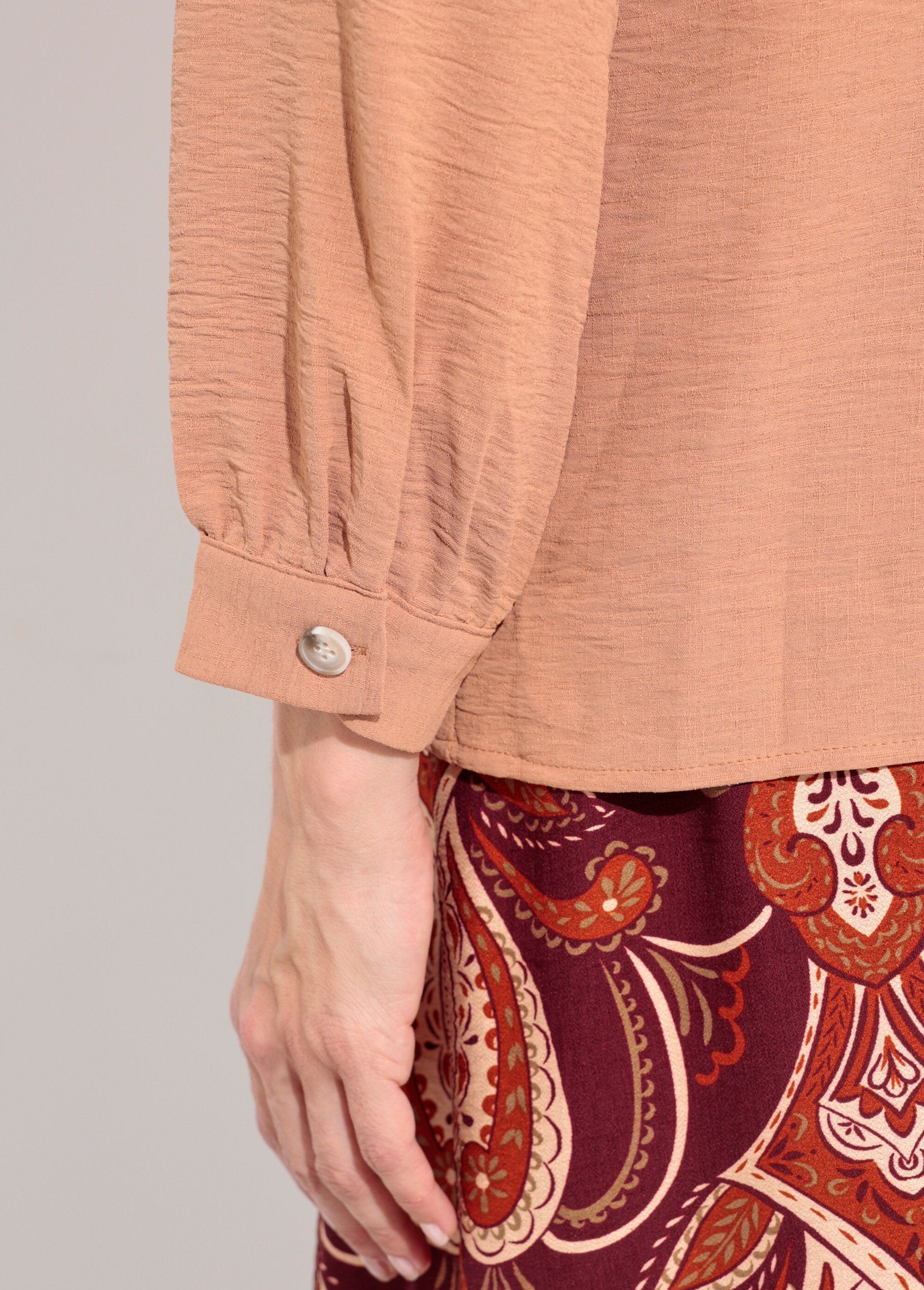 Buttoned,_embossed_tunic_with_V-neck_camel_DE3_slim
