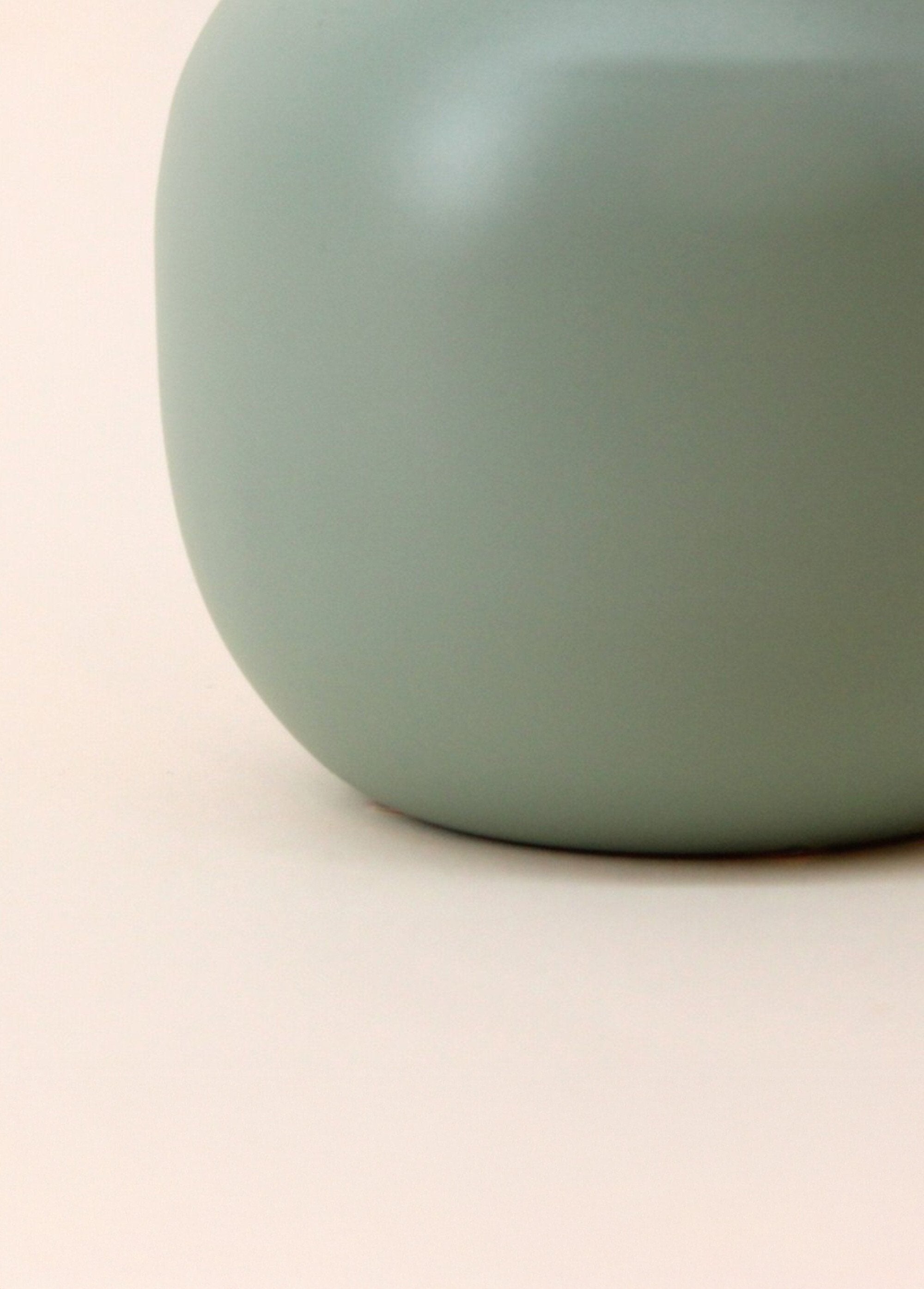 Metal_vase_with_a_narrow_and_long_neck_Green_DE2_slim