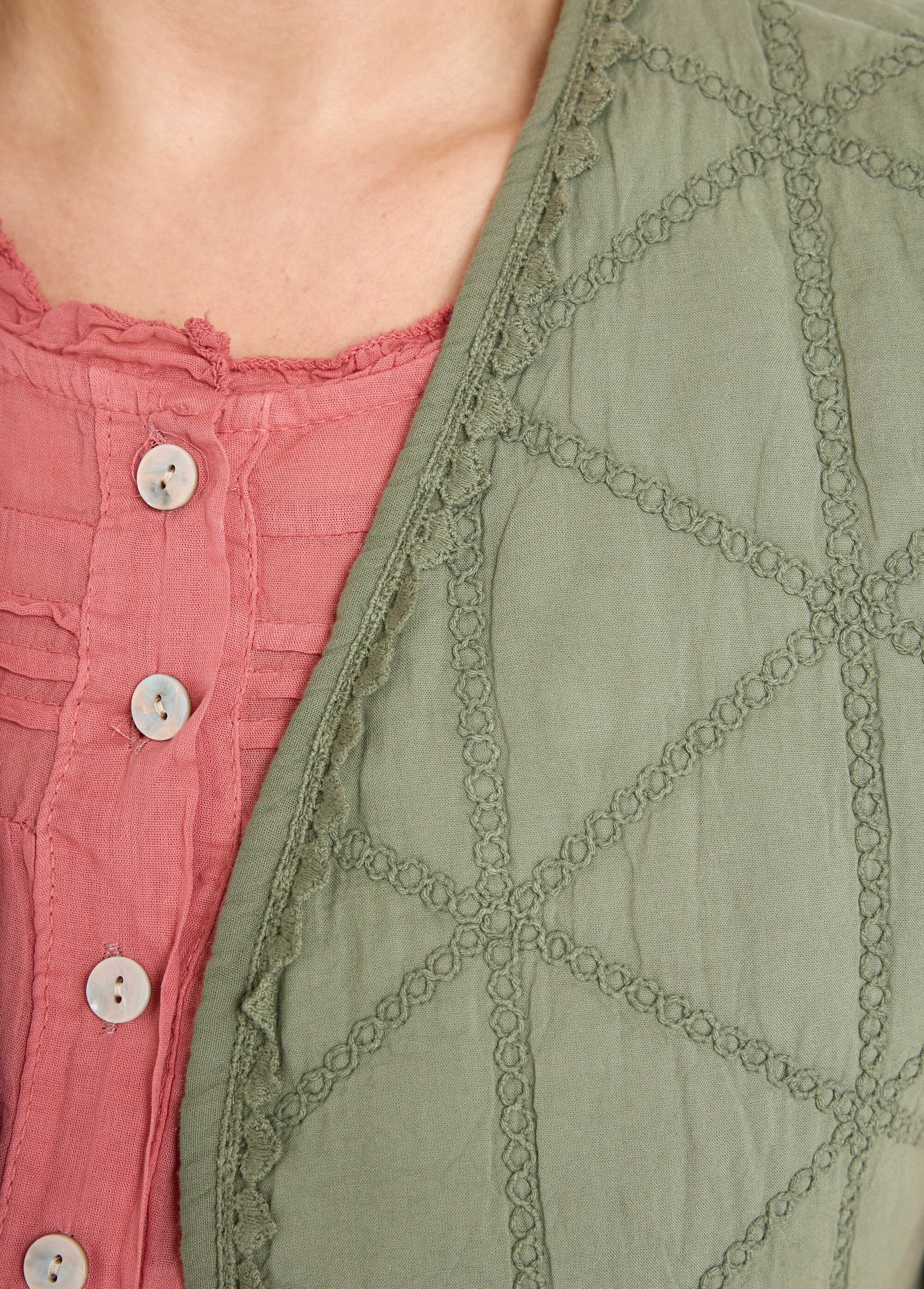 Sleeveless_embroidered_quilted_jacket_Khaki_DE2_curvy
