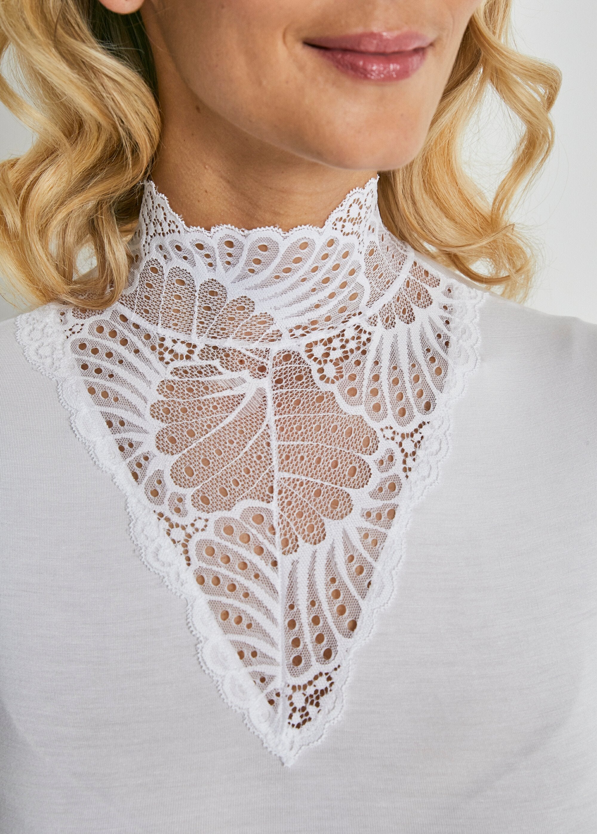 Short-sleeved_high-neck_lace_undershirt_White_DE2_slim