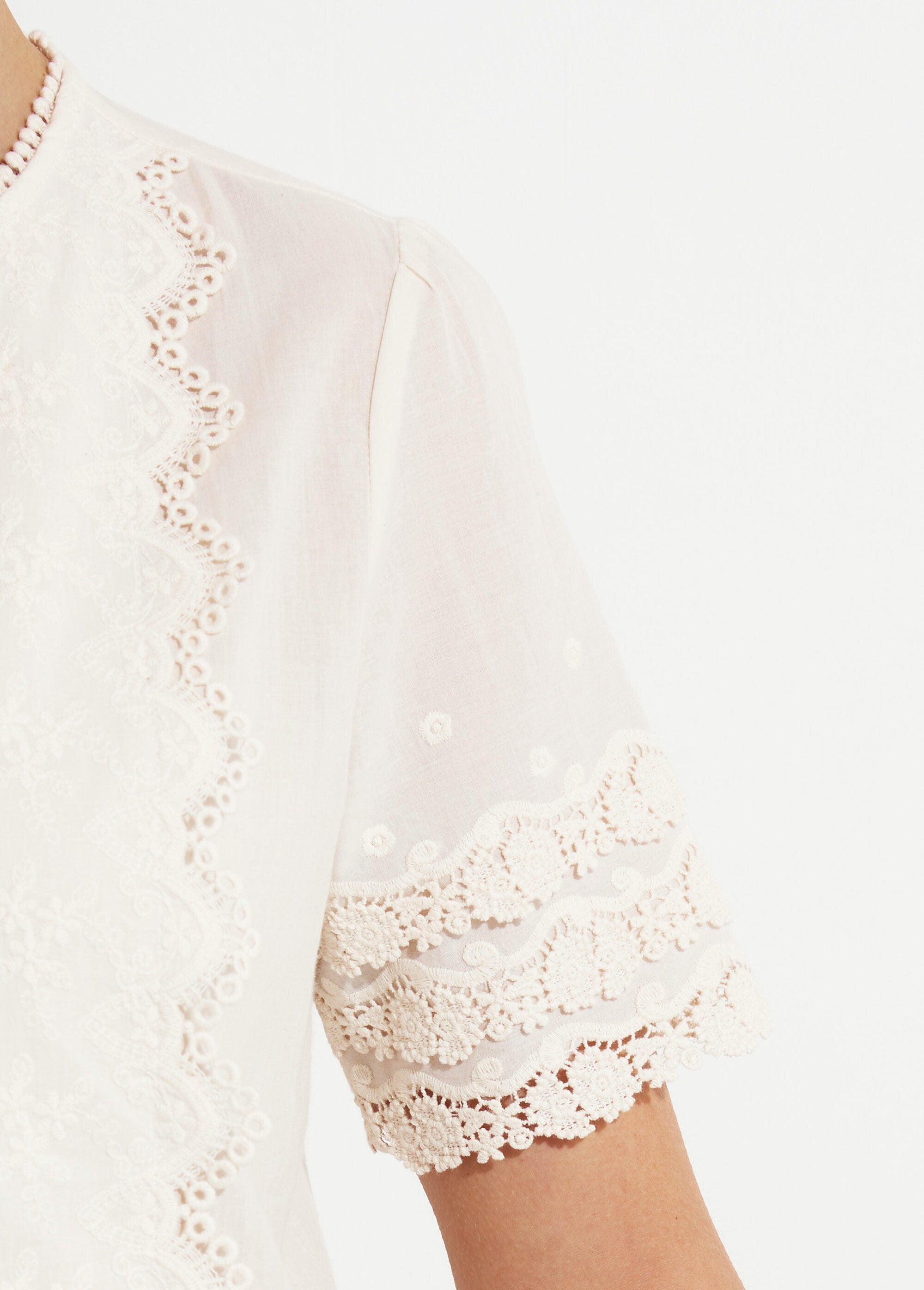Chic_blouse_with_lace_appliqués_Ecru_DE1_slim