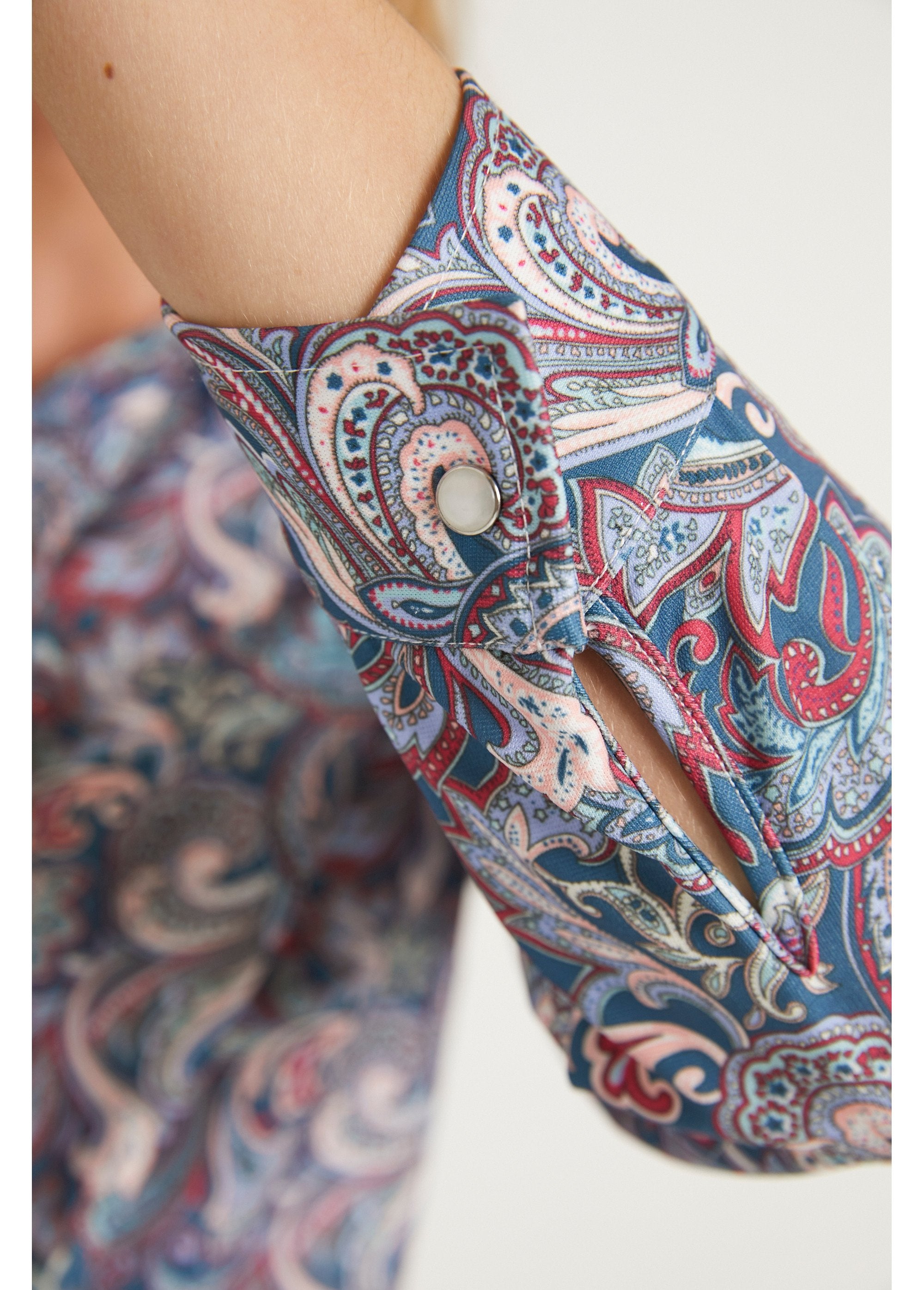 Long_paisley_print_blouse_with_snap_buttons_Emerald_background_DE2_slim