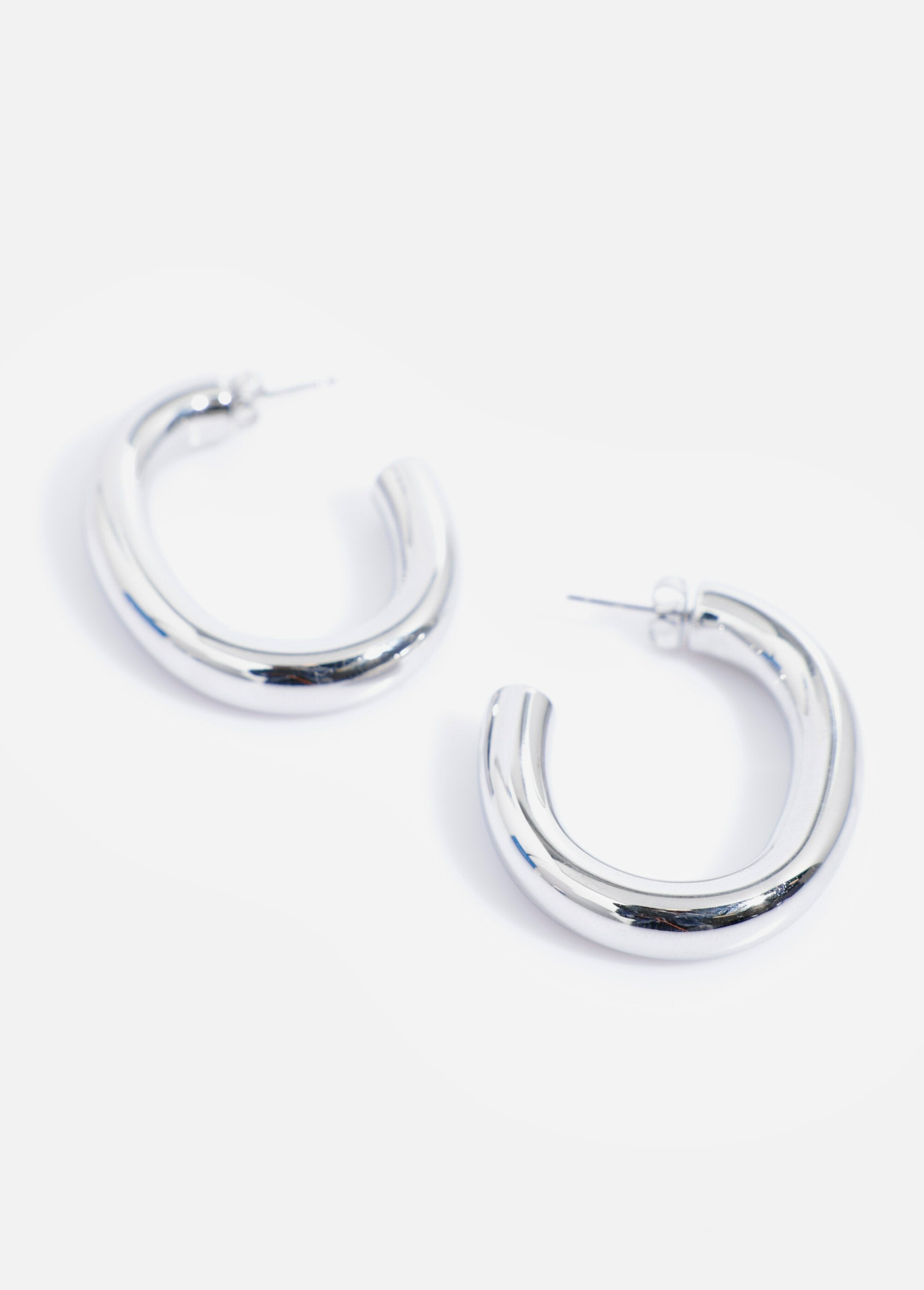 Sleek_oval_stainless_steel_hoop_earrings_Silver_DE1_slim