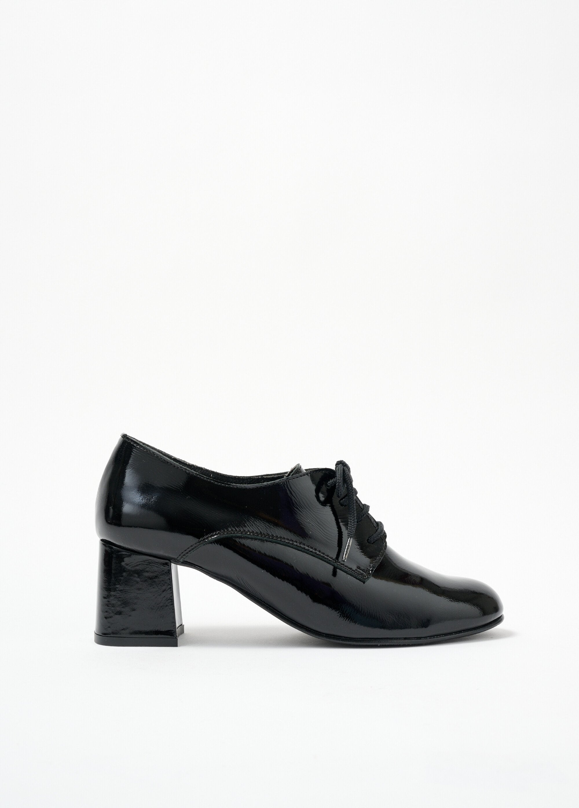 Patent_leather_lace-up_Derbies_with_comfort_width_heels_Black_varnish_DR1_slim