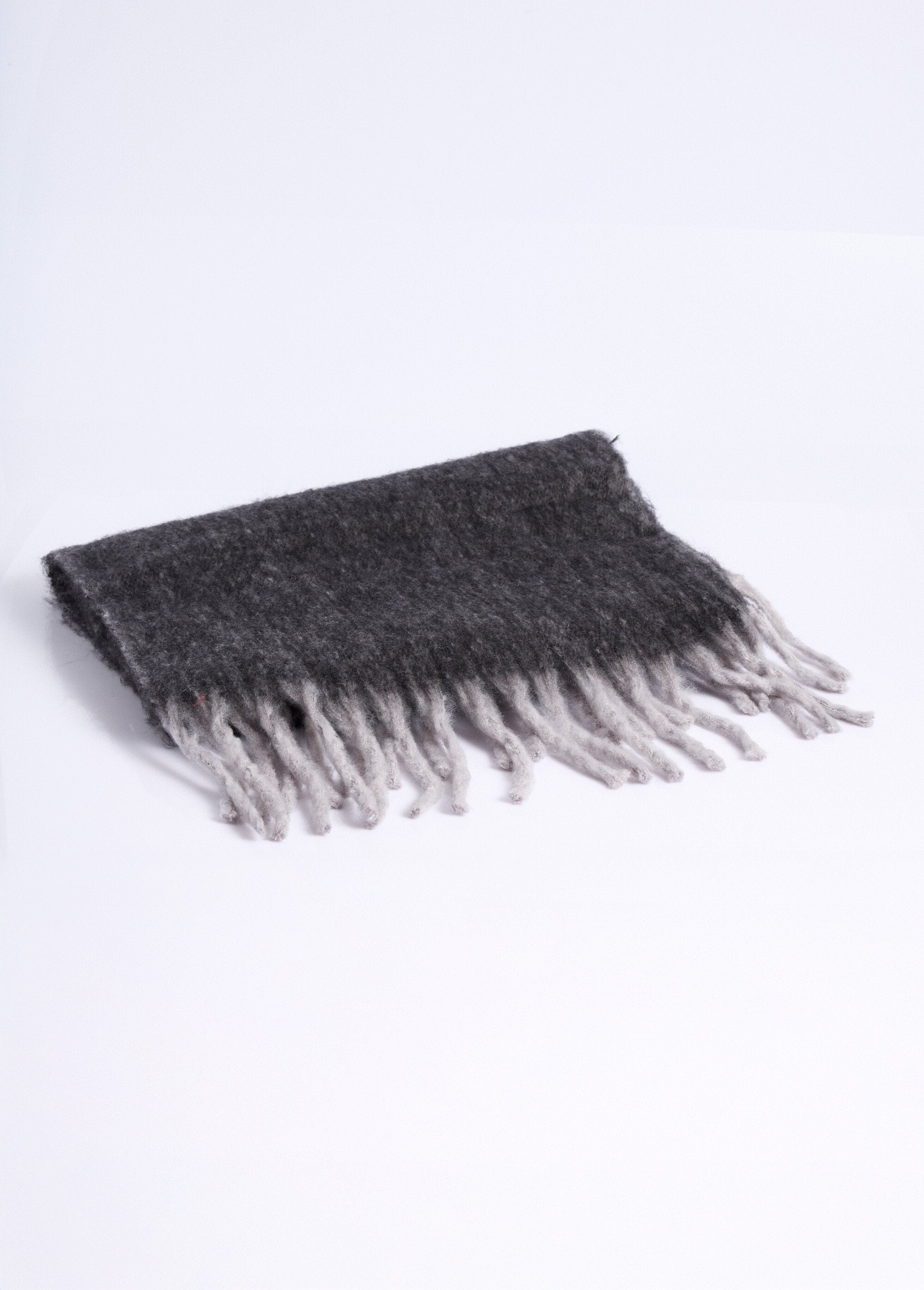 Soft_scarf_with_contrasting_fringe_Black_FA1_slim