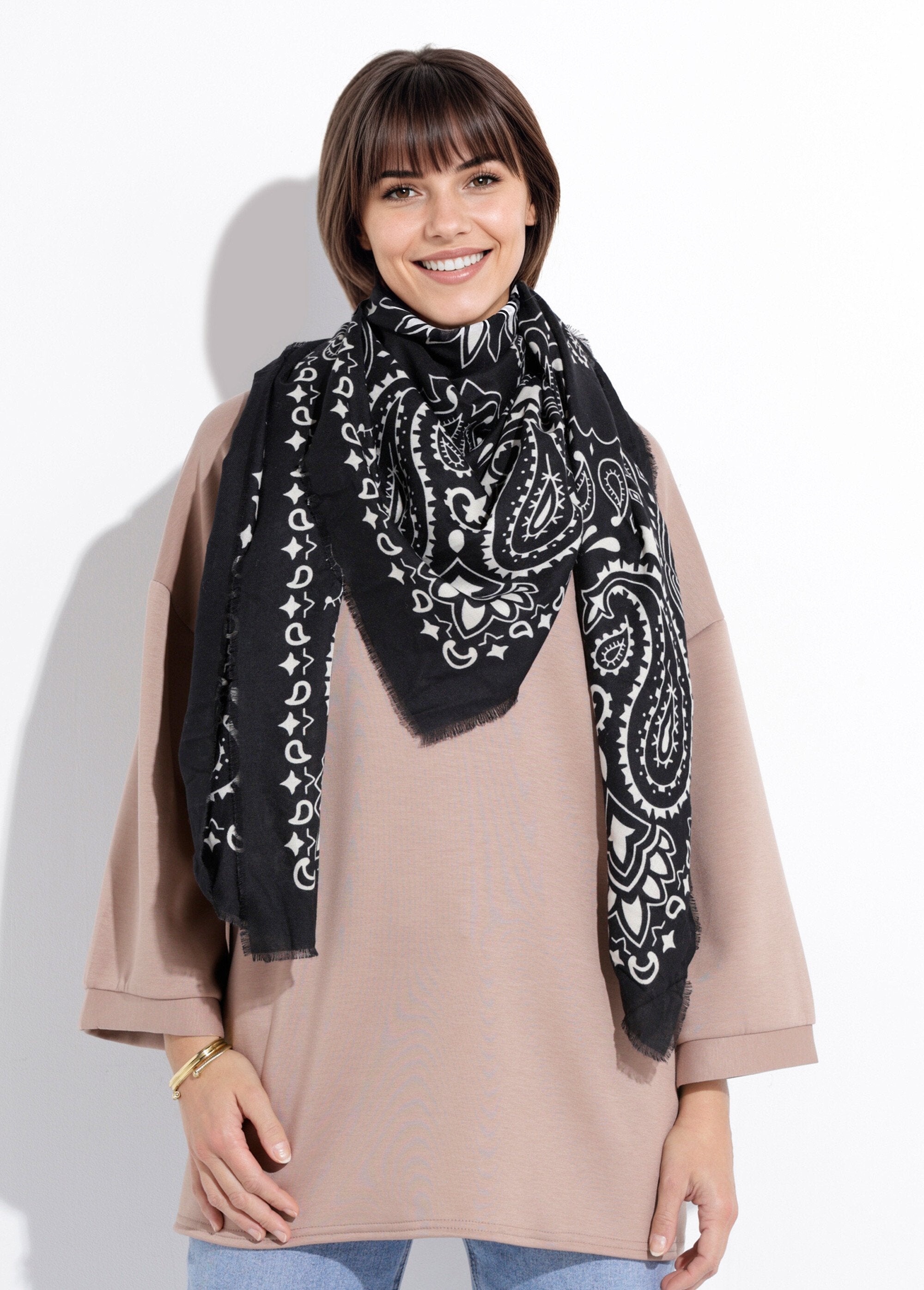 Thin_scarf_with_wool,_bandana_print_Black_FA1_slim