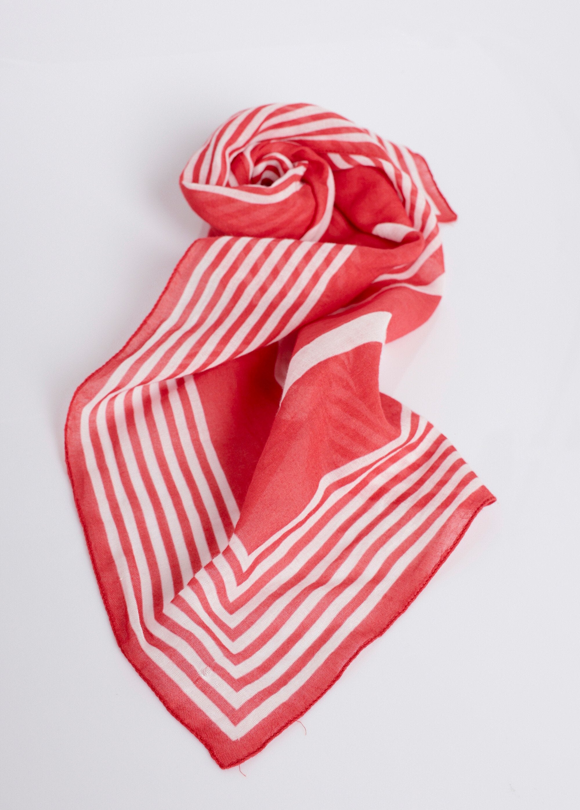 Two-tone_cotton_scarf_with_geometric_pattern_Red_DE1_slim