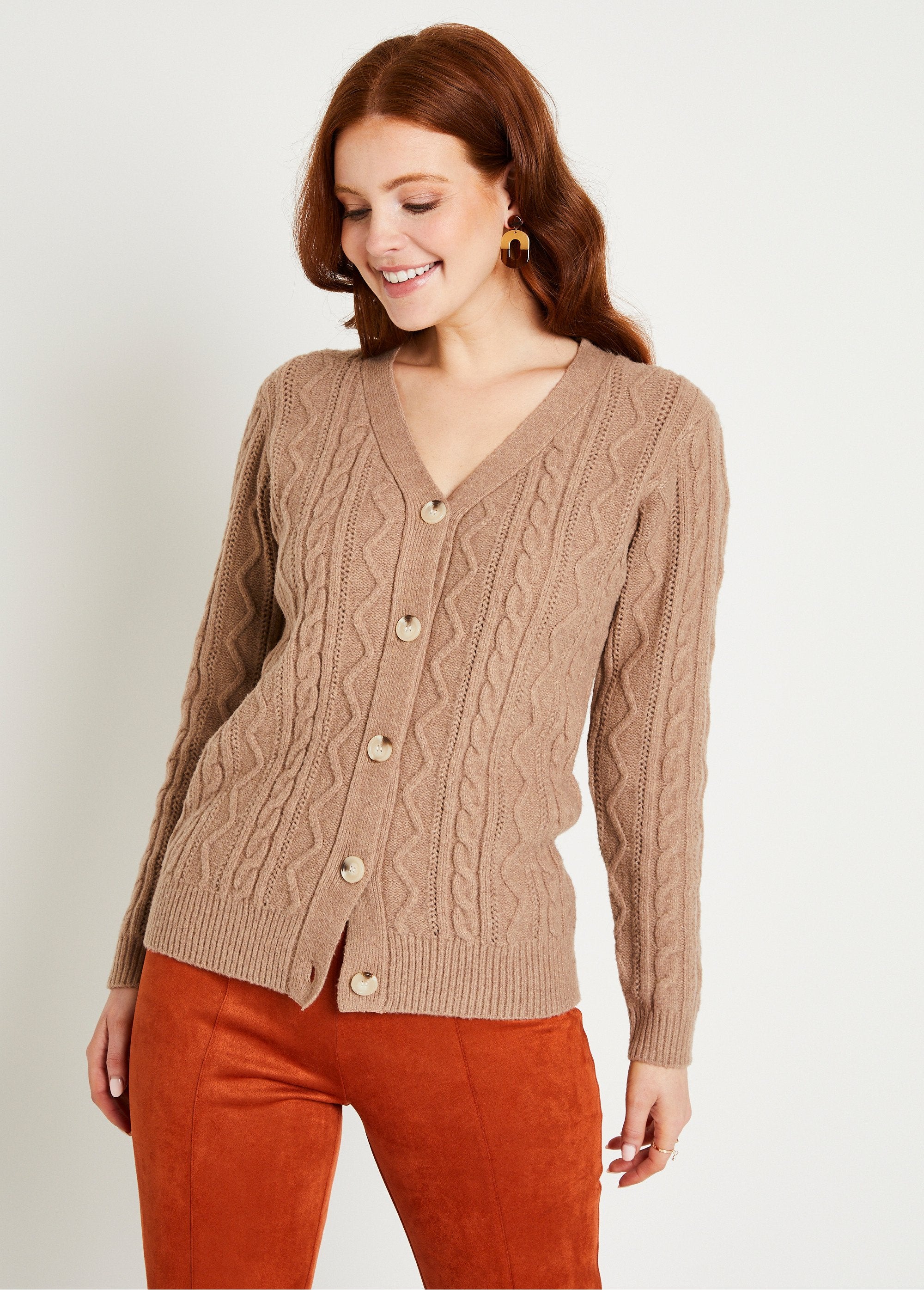 Short_buttoned_V-neck_cardigan,_cable_knit_Mole_FA1_slim