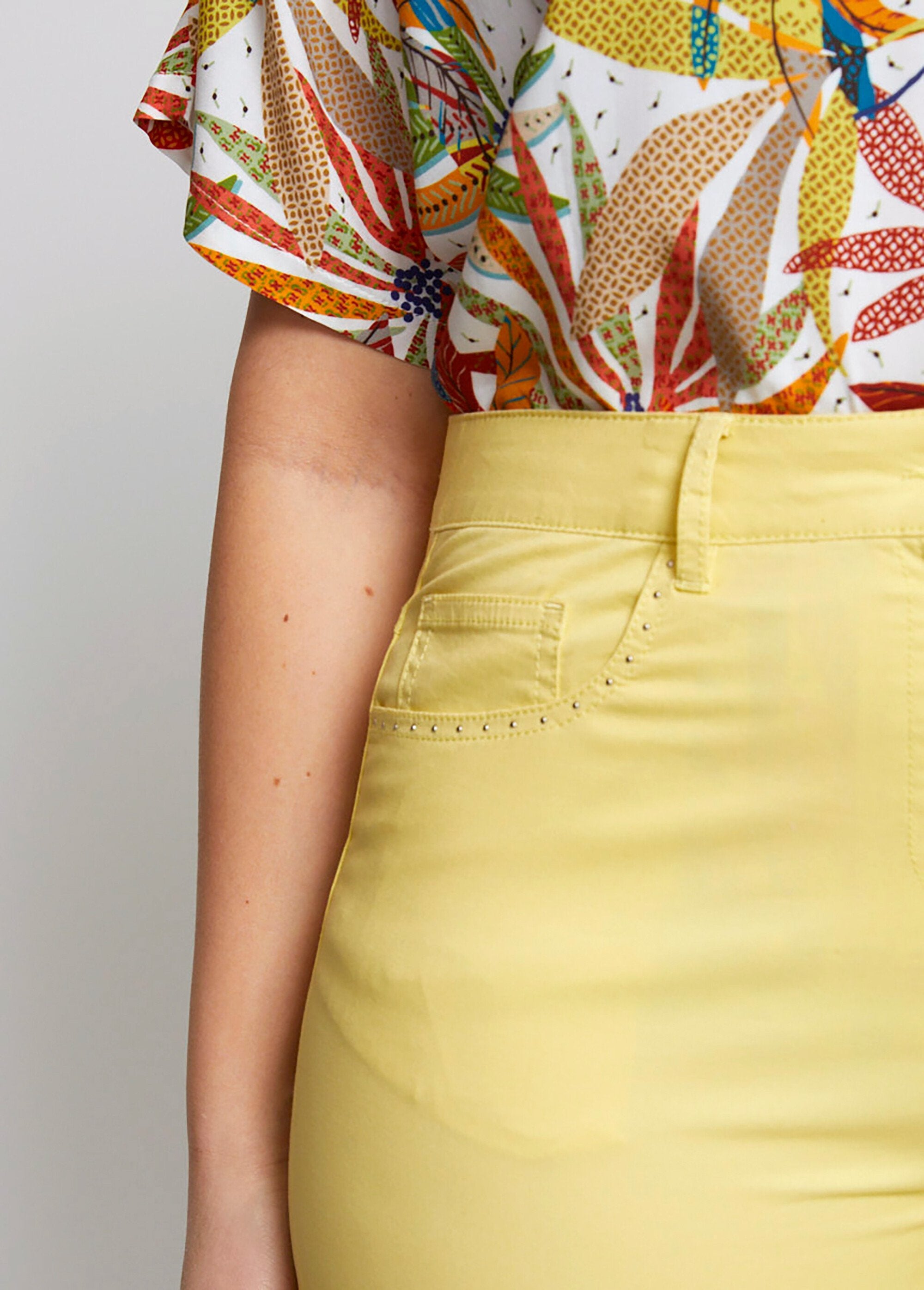 Cropped_pants_with_elasticated_belt_and_5_pockets_YELLOW_DE1_curvy