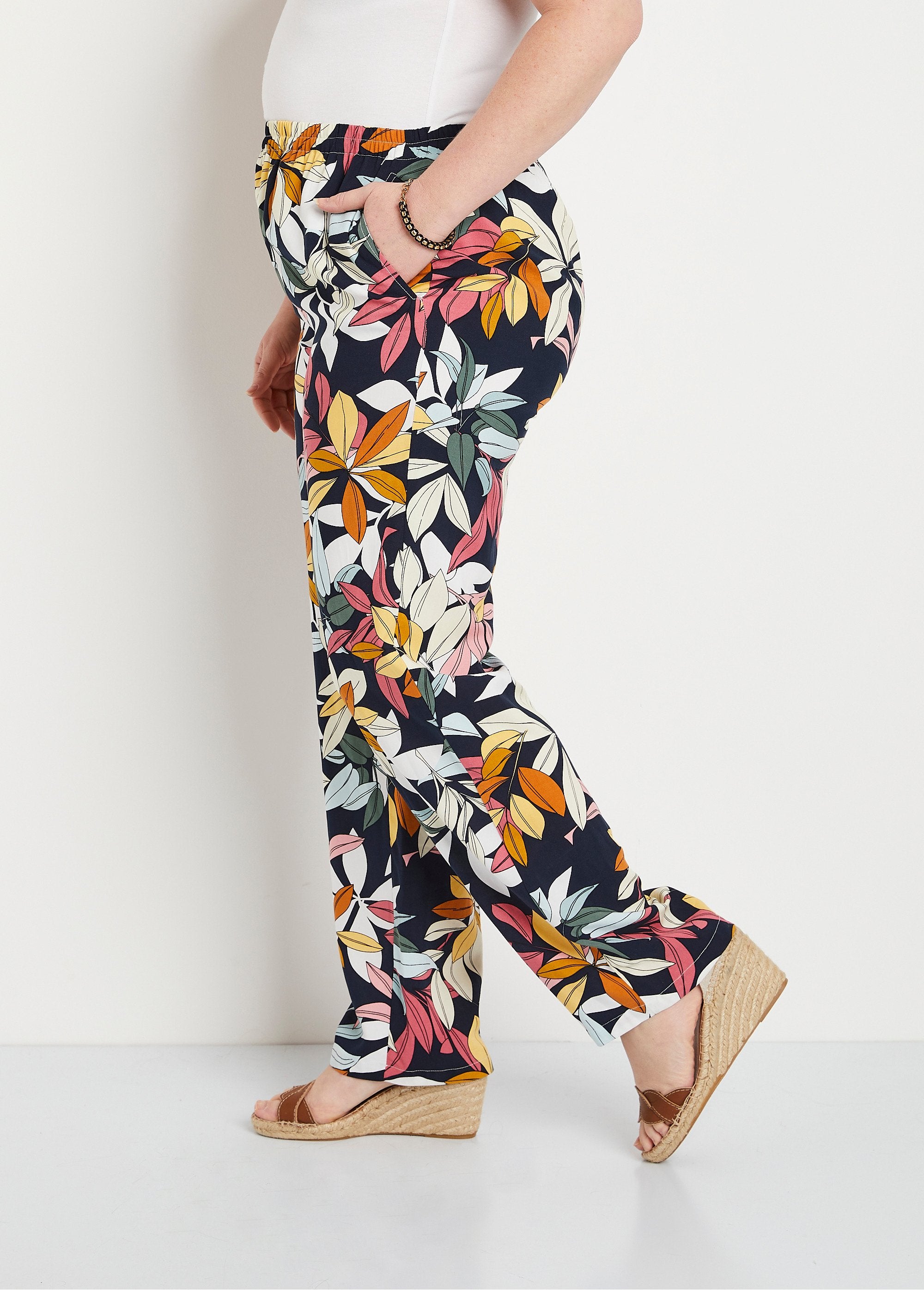 Elasticated_waist_printed_pants_Navy_background_DR1_curvy