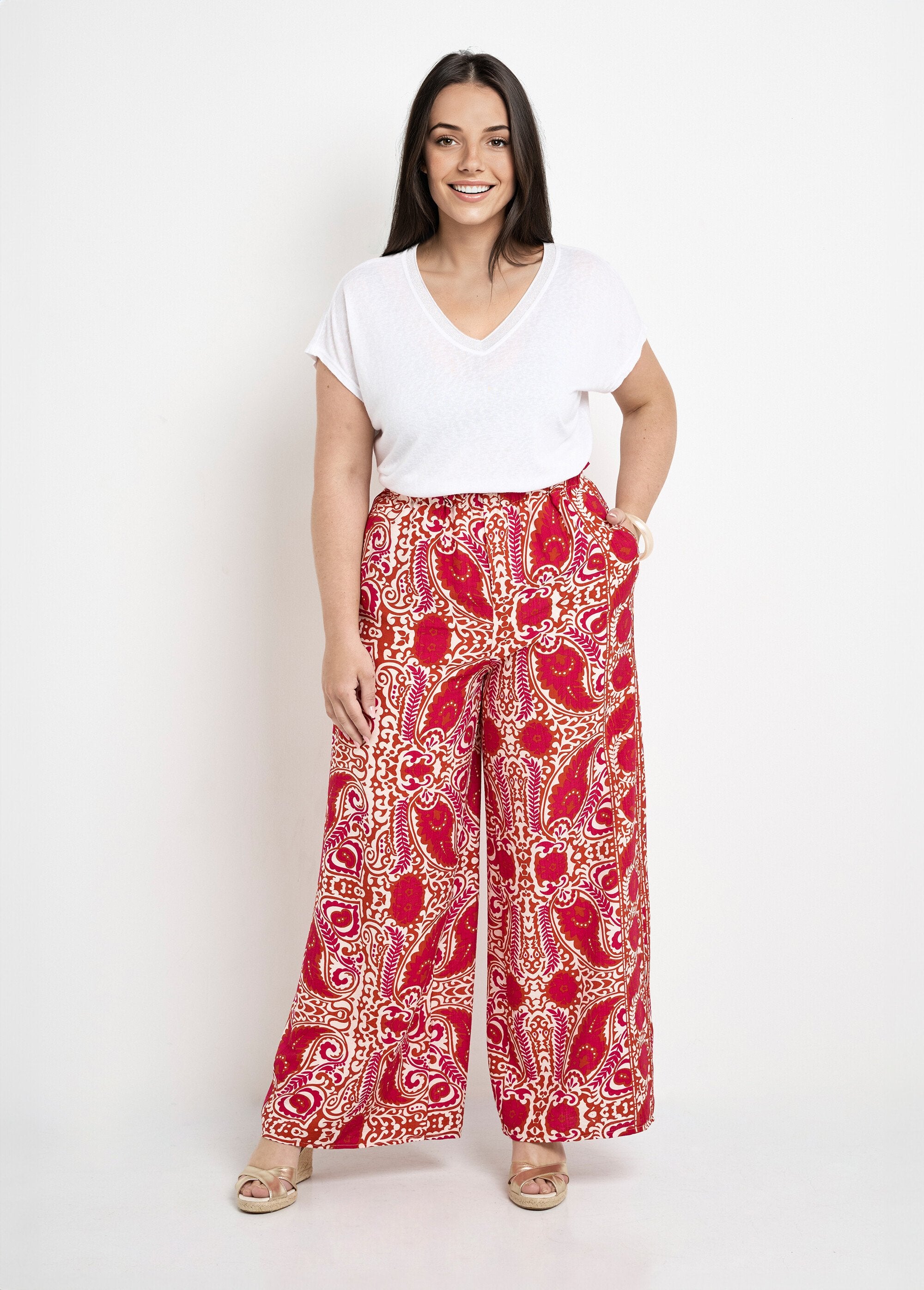 Wide,_flowing_pants_with_ethnic_pattern_Rose_prints_SF1_curvy