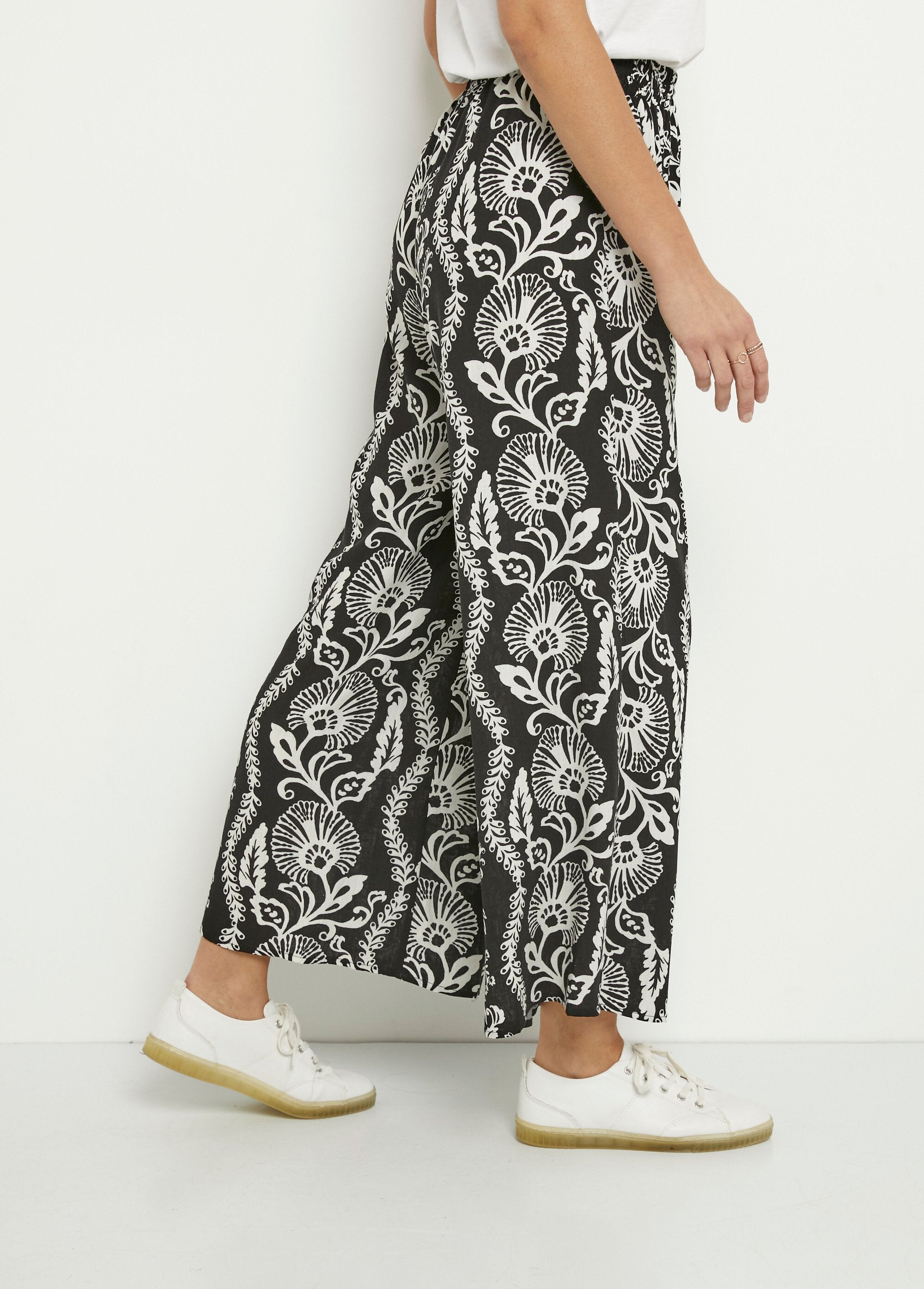 Wide-legged_leaf_print_pants_Black_and_ecru_DR1_slim