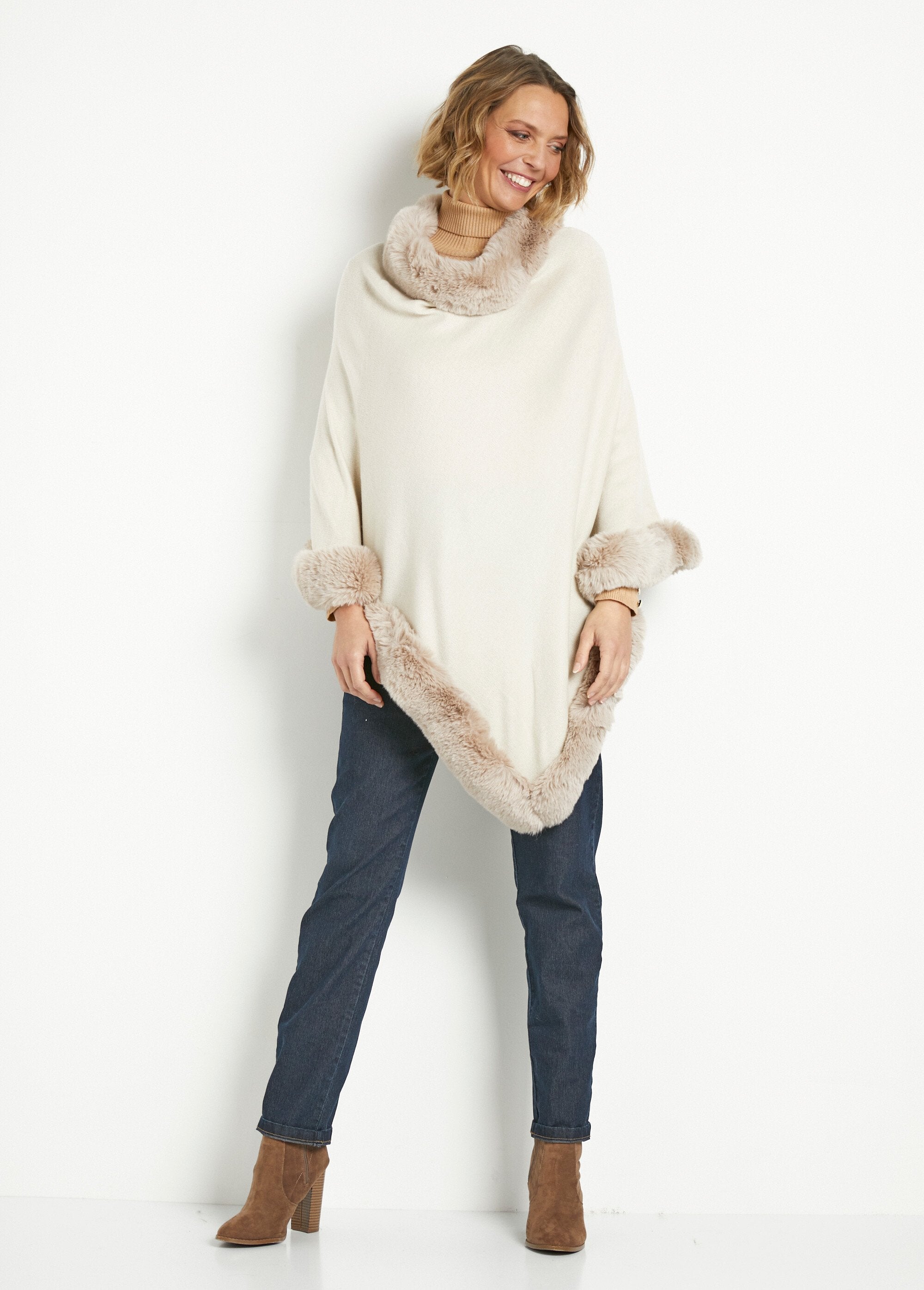 Knitted_poncho_with_fur_edge_Beige_SF1_slim