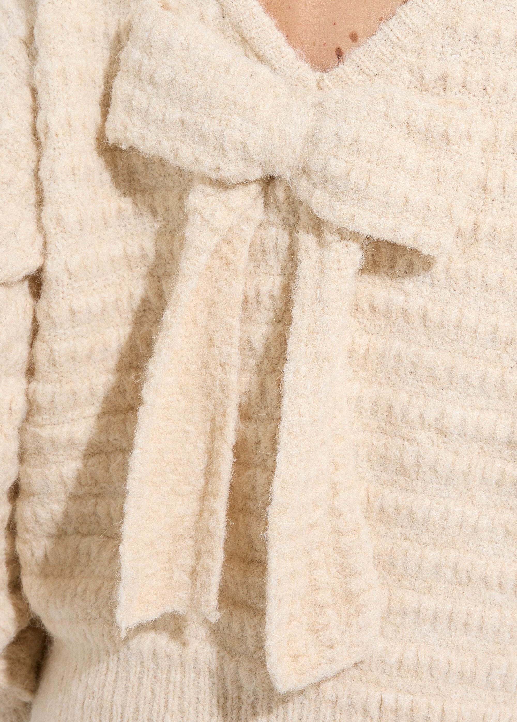 Warm,_fancy_wool_sweater_with_a_bow_Ecru_DE1_slim