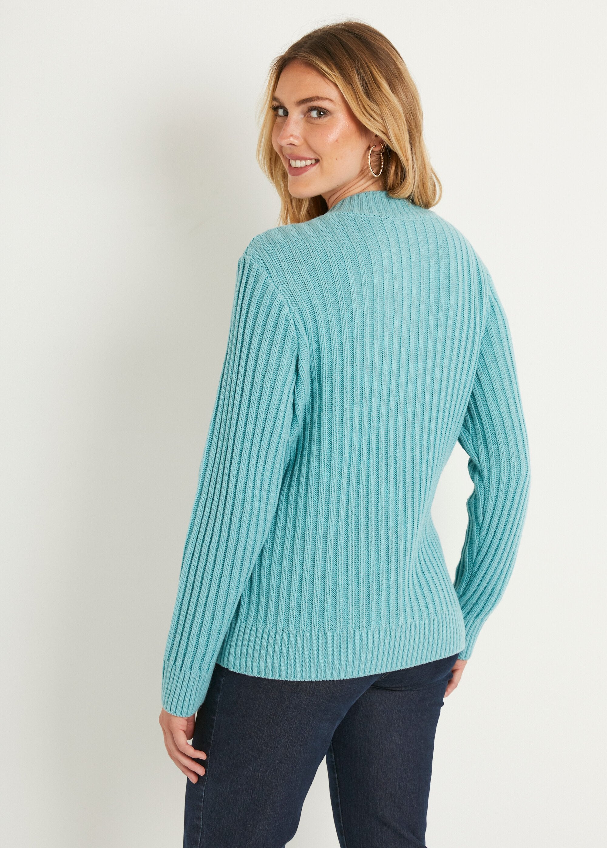 Warm_Irish_style_sweater_with_high_collar_Green_DO1_slim